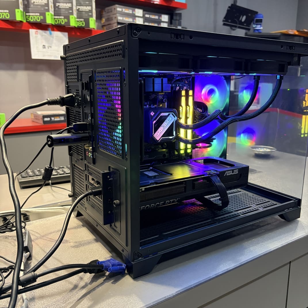 電腦主機後側視角，展示電源供應器與線材整理