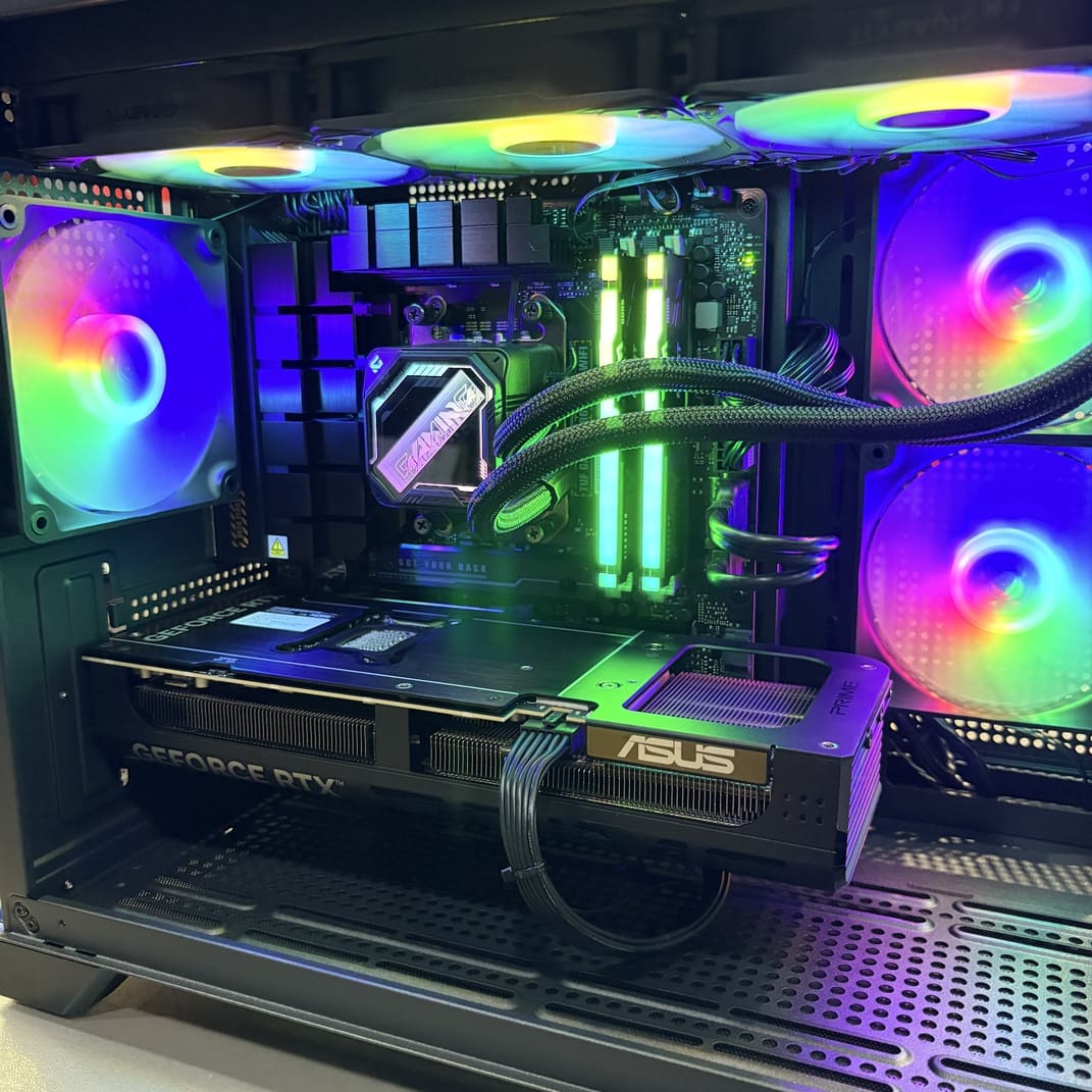機殼內部 RGB 風扇與硬體燈光特寫