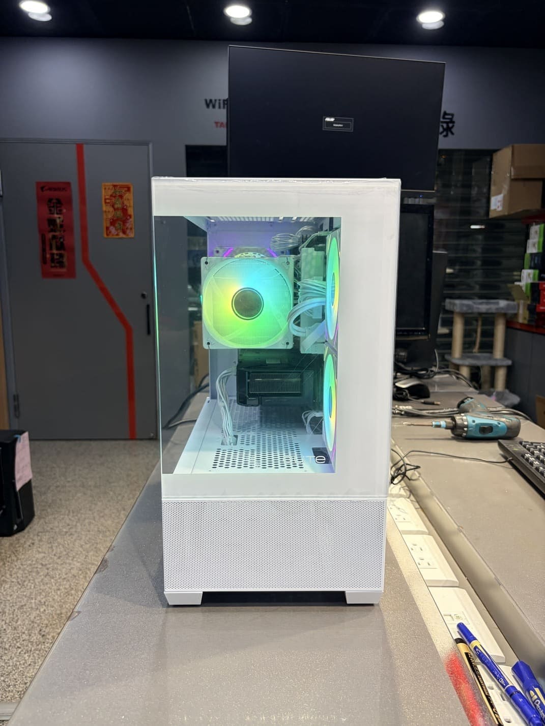 酷碼 Elite 490 白色機殼全景玻璃側面，展示內部白色組件