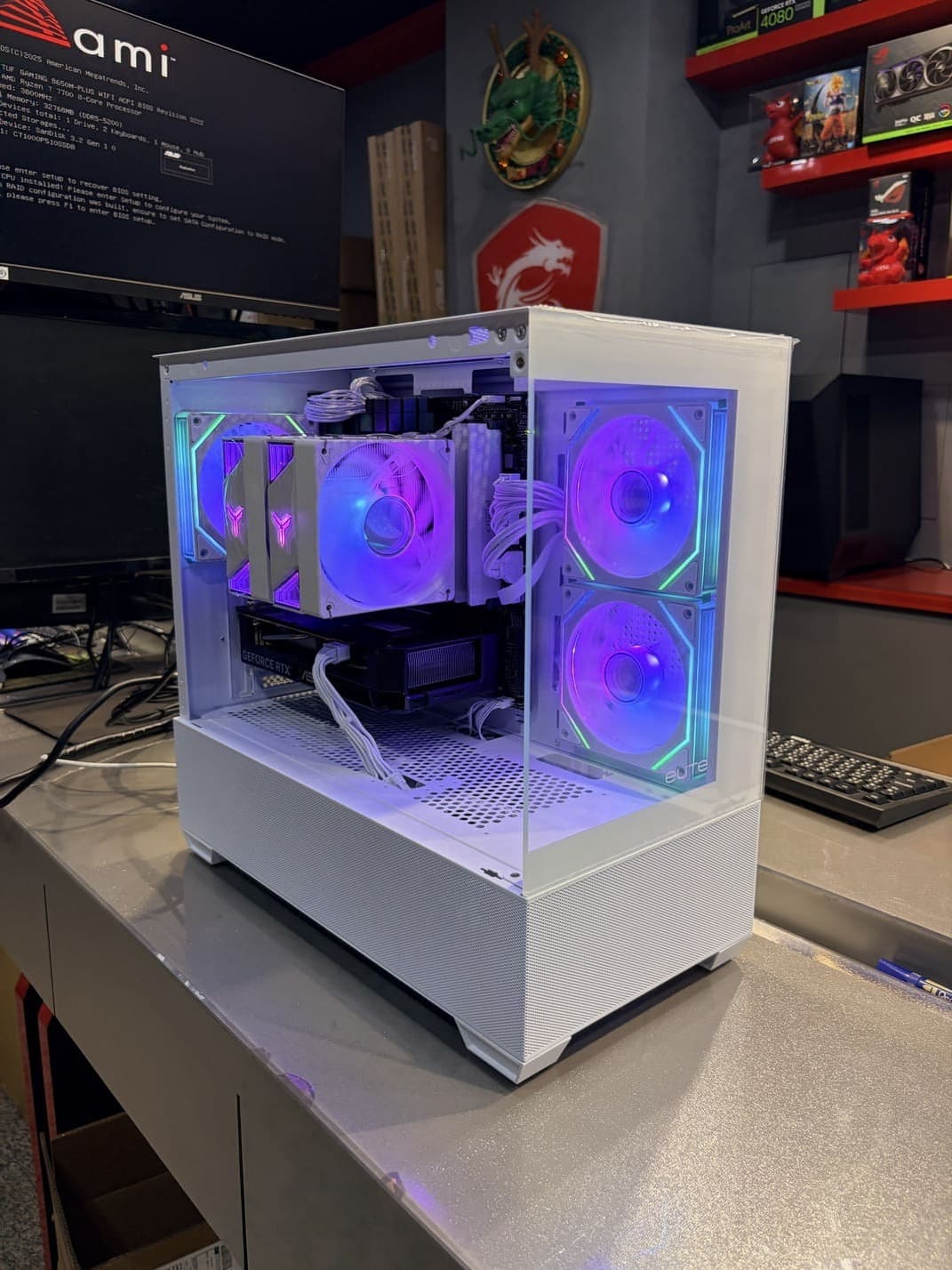 機殼內部斜視角，展示喬思伯 CR3000 雙塔散熱器與 RTX 5060 顯卡