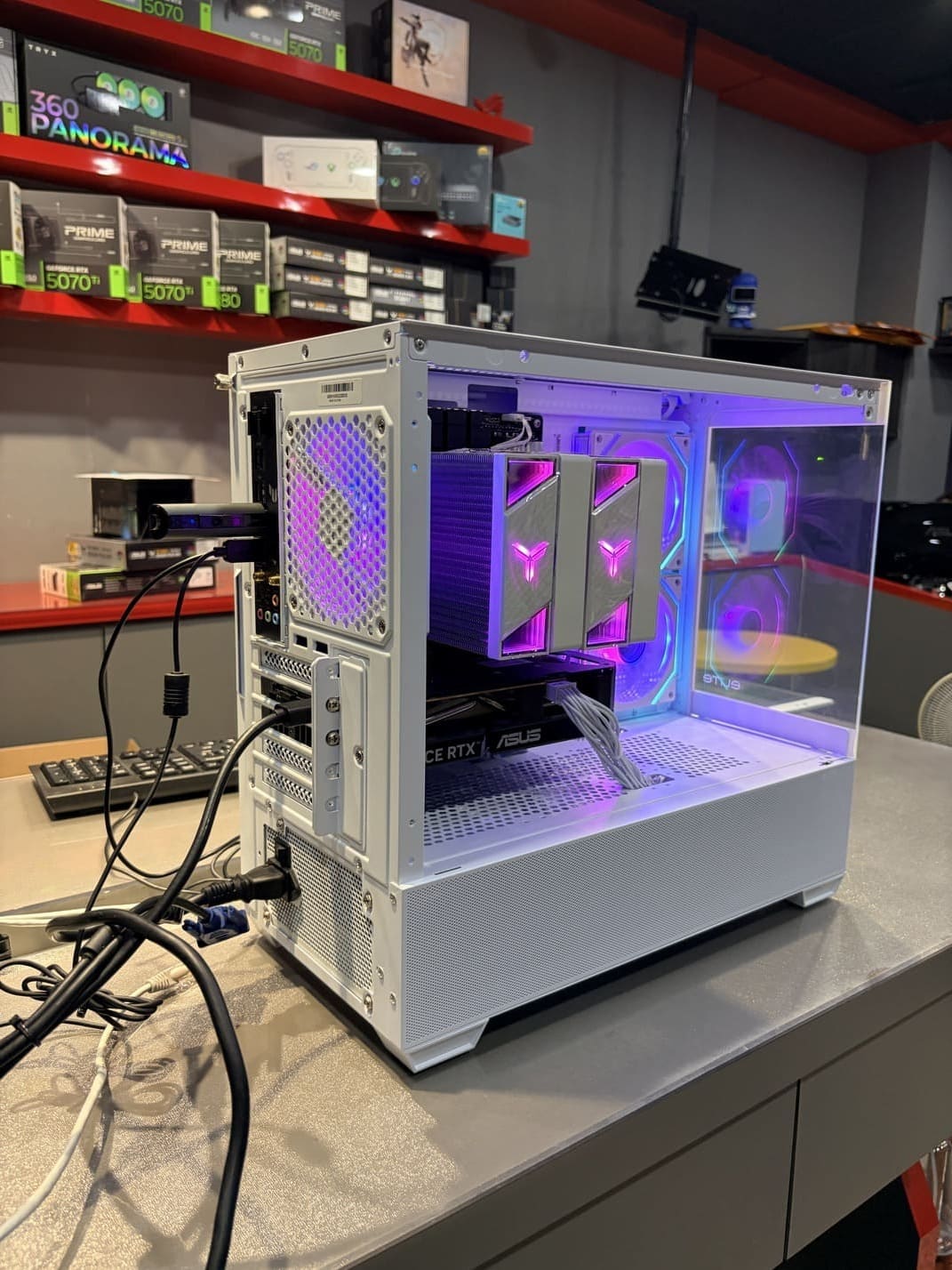 電腦主機後方視角，展示白色電源與整線