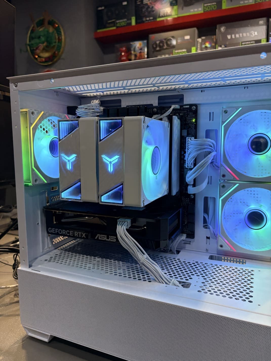 內部硬體特寫，聚焦於 CPU 散熱器與顯卡供電