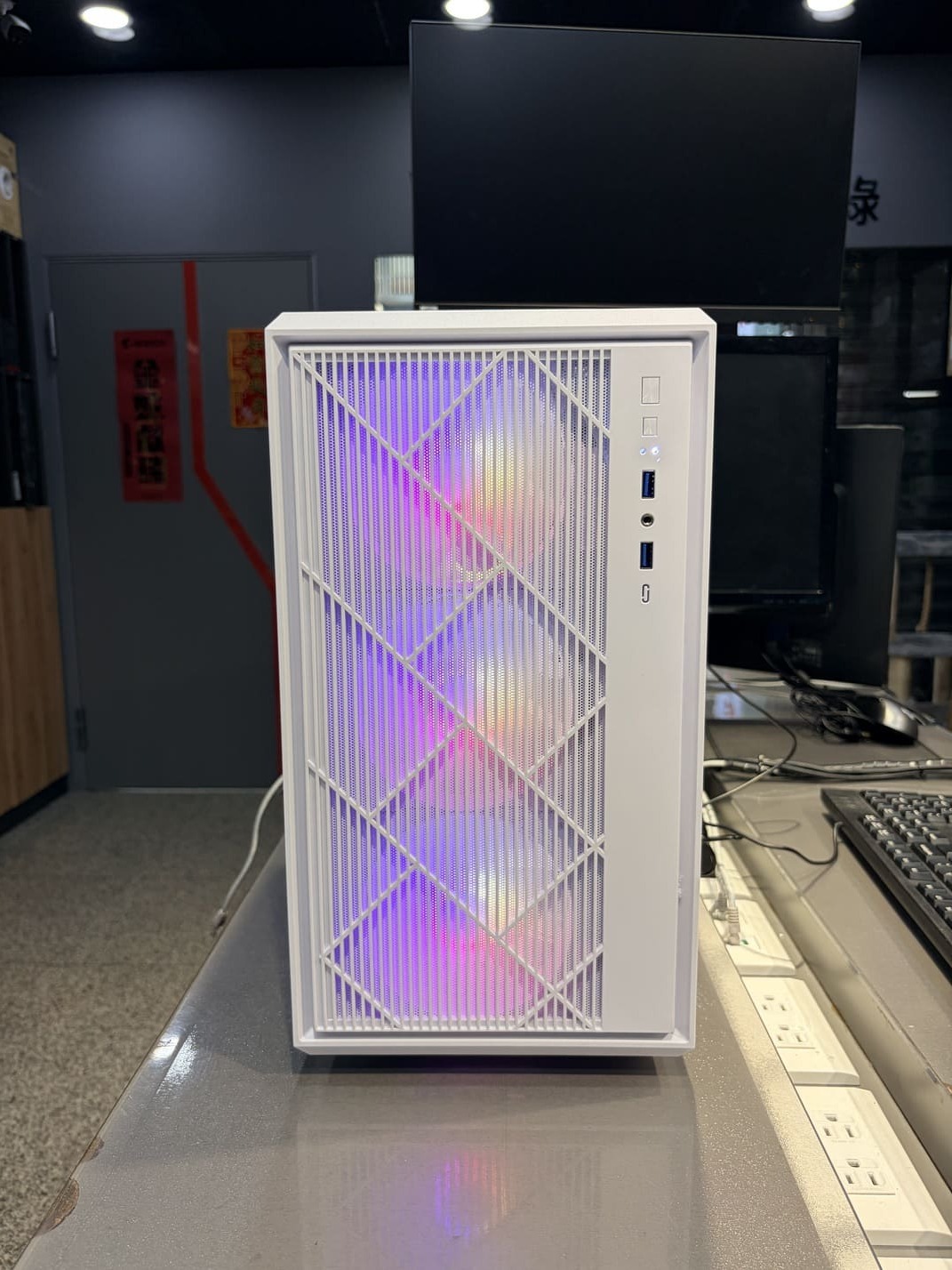 Ainar M200 白色機殼正面照，展示幾何網孔與RGB風扇