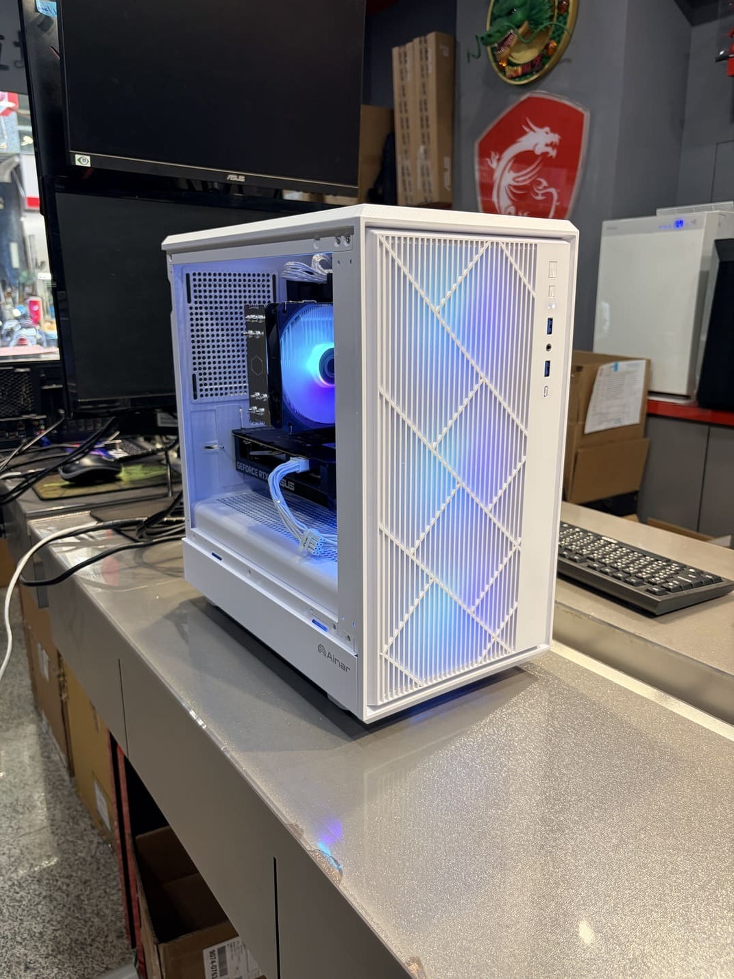 機殼側面視角，展示內部硬體安裝空間與散熱規劃