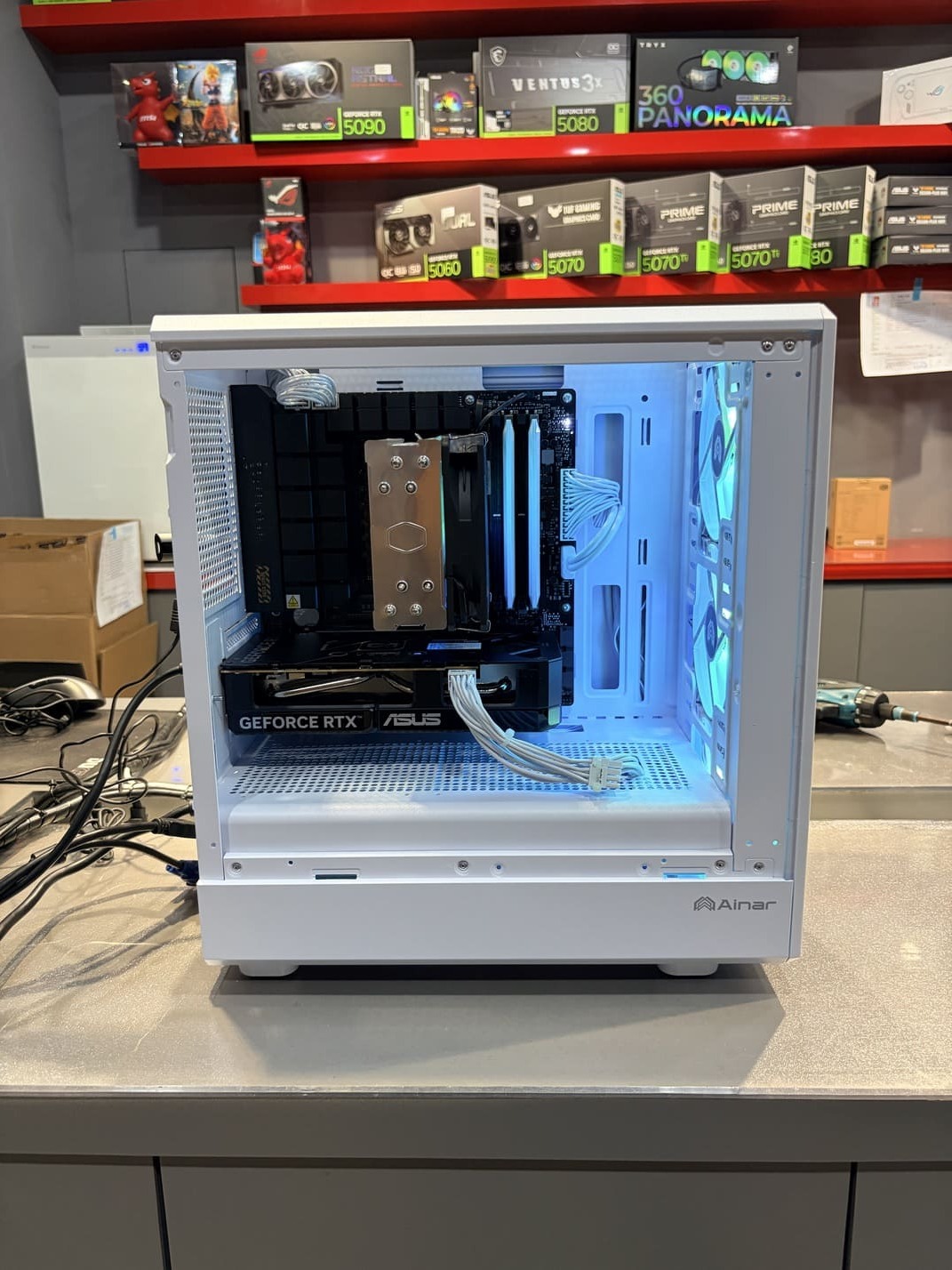 內部硬體特寫，聚焦於 CPU 散熱器與顯卡