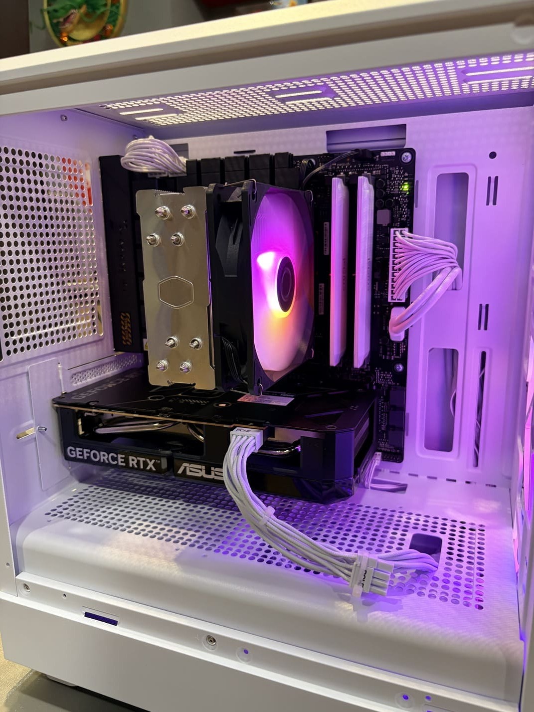 機殼內部 ARGB 燈效點亮後的樣子