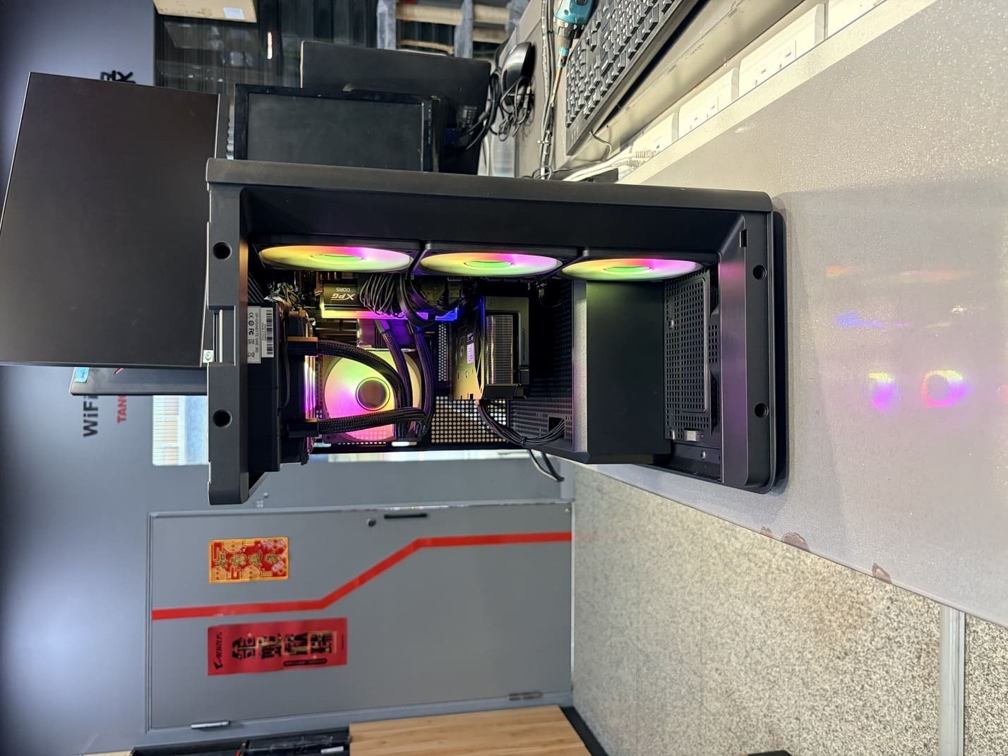 喬思伯 D300 機殼側面全景照，展示內部組件