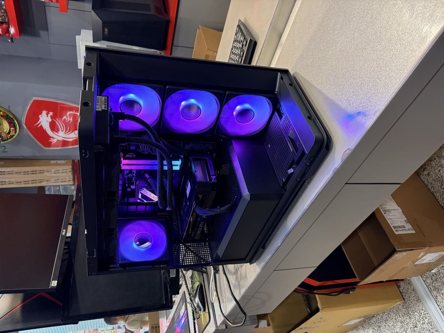 機殼內部斜視角，展示技嘉水冷與威剛記憶體