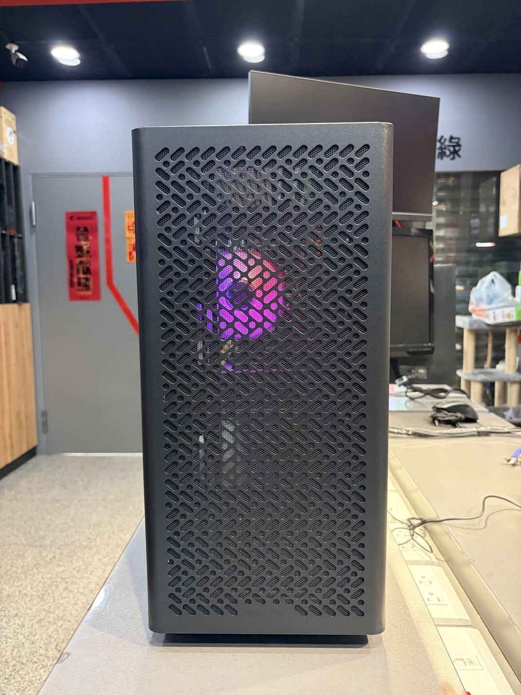 酷碼 Elite 502 Lite 機殼側面照，展示喬思伯 CR3000 雙塔散熱器