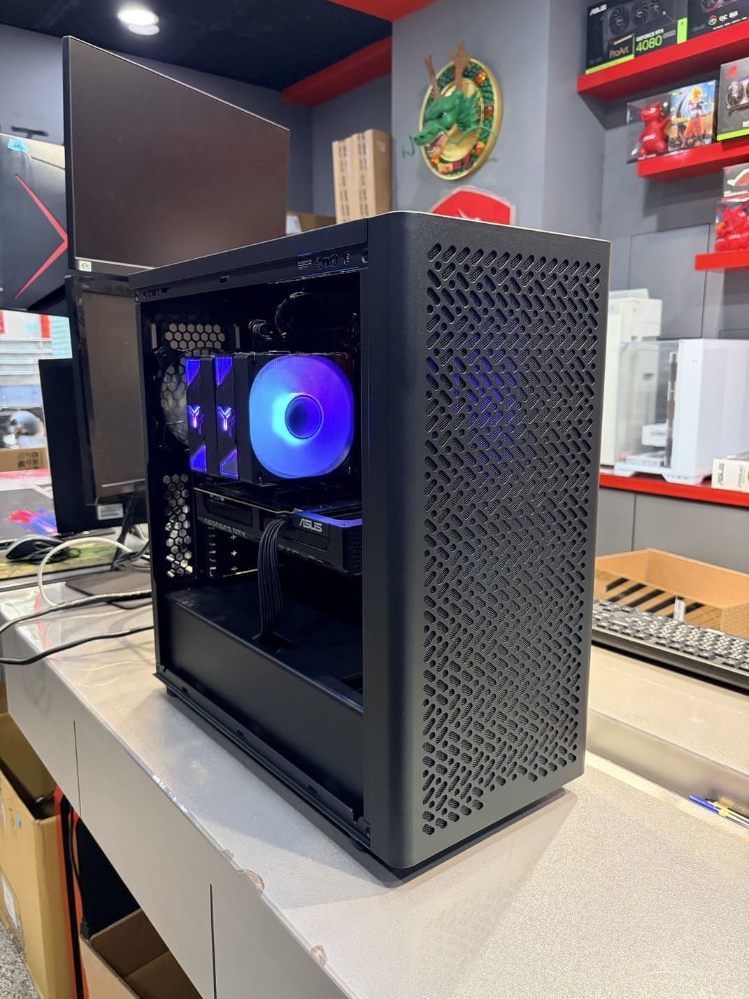 機殼內部斜視角，展示 ASUS PRIME RTX 5070 Ti 顯卡