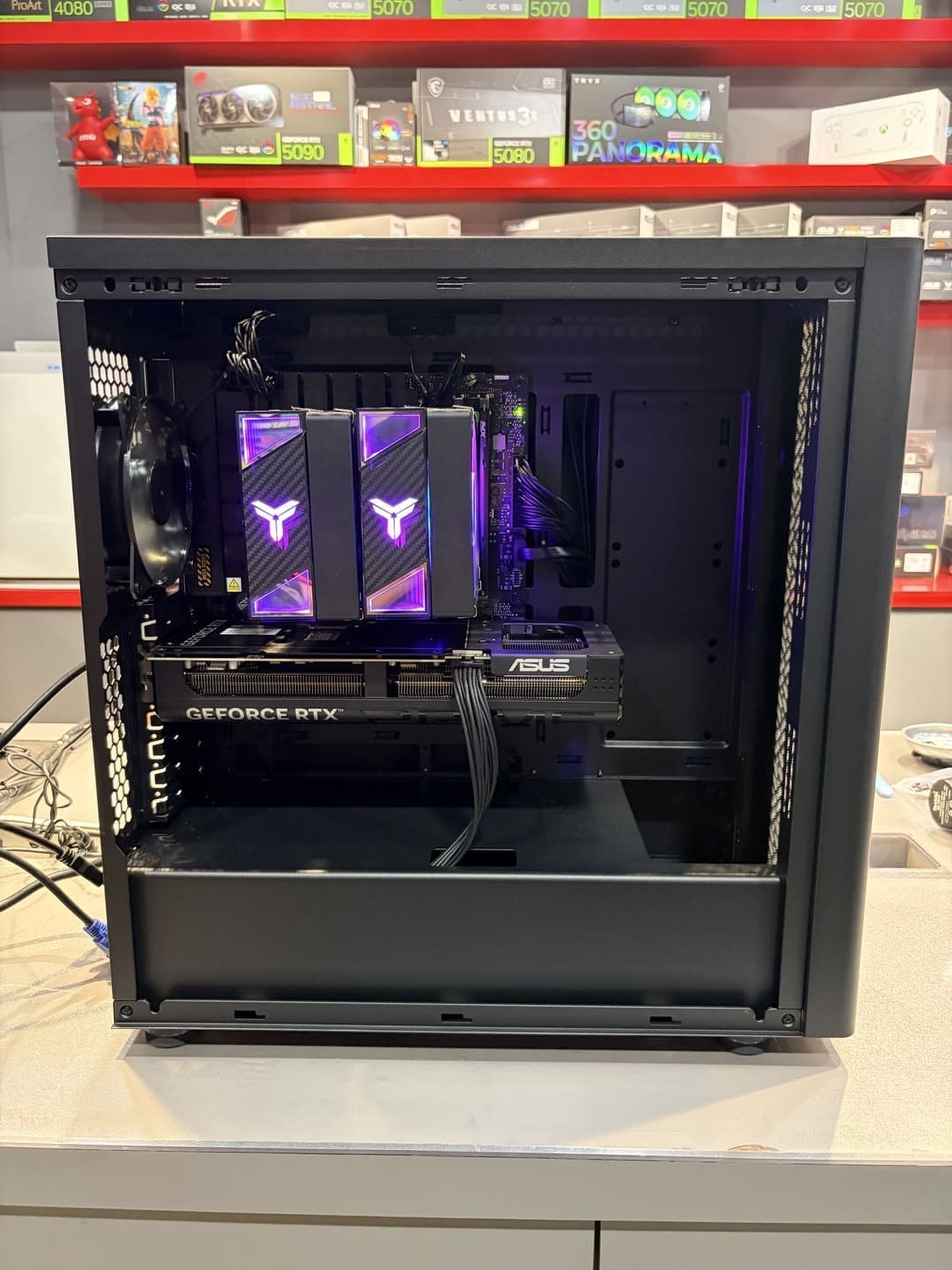 機殼硬碟架特寫，展示 Seagate 2TB 機械硬碟安裝位置