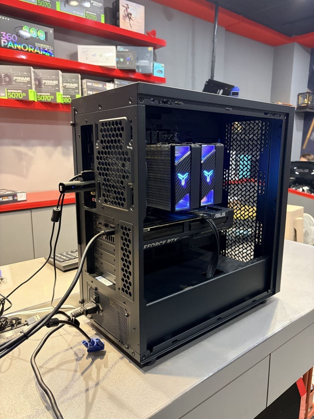 電腦主機背面整線照，展示酷碼電源與線材收納