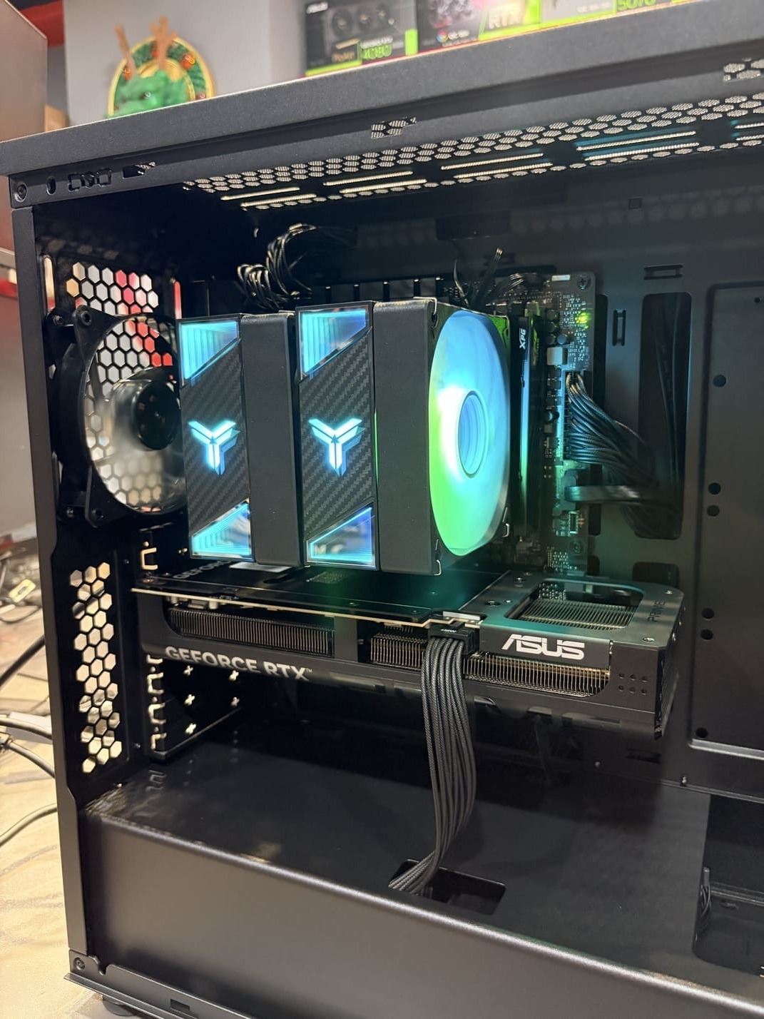 喬思伯散熱器頂部特寫，展示 ARGB 燈效