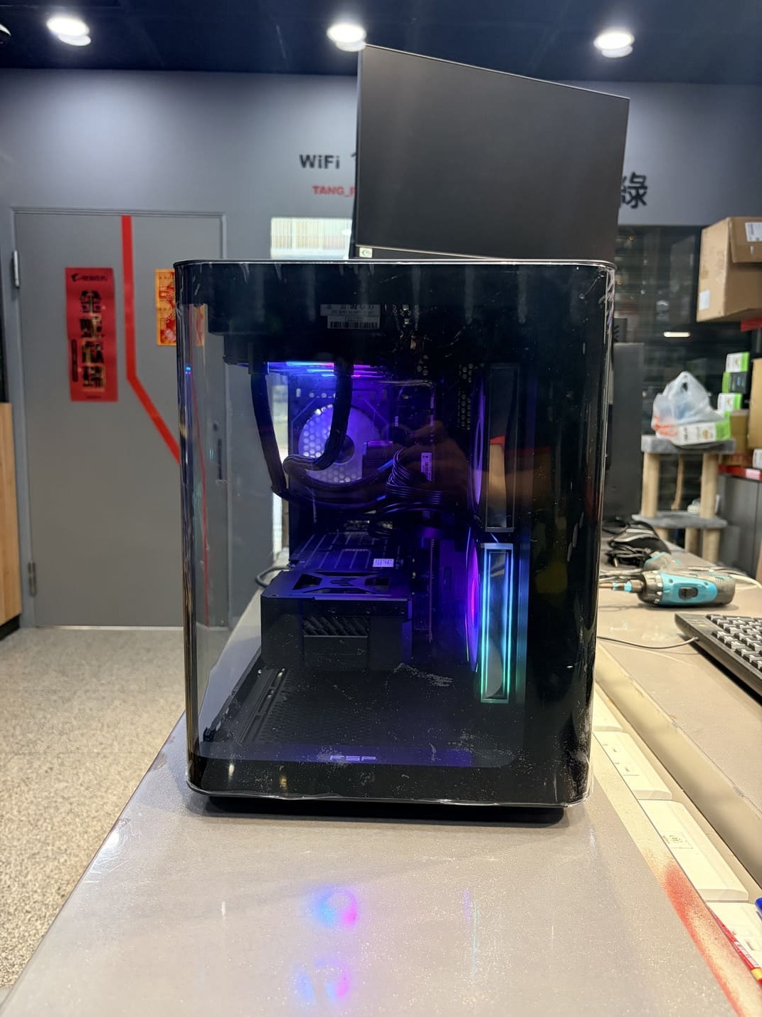 全漢 S380 機殼正面與側面視角，展示一體成形曲面玻璃