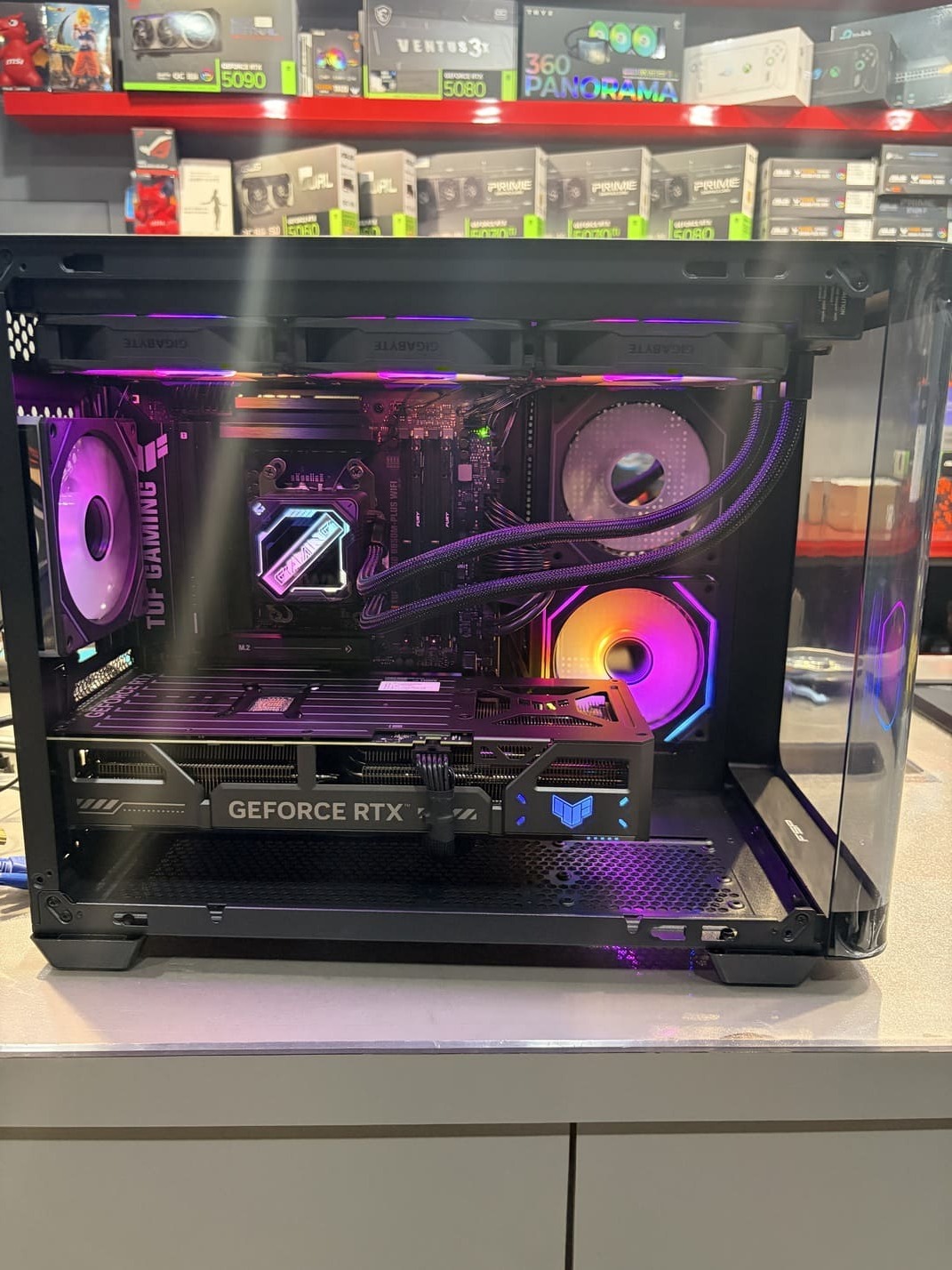 電腦內部特寫，聚焦於 CPU 水冷頭與記憶體區域