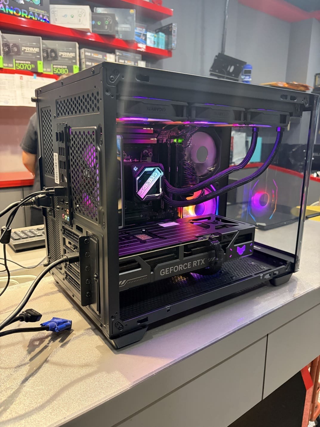 電腦主機後方視角，展示電源供應器與背部線材整理