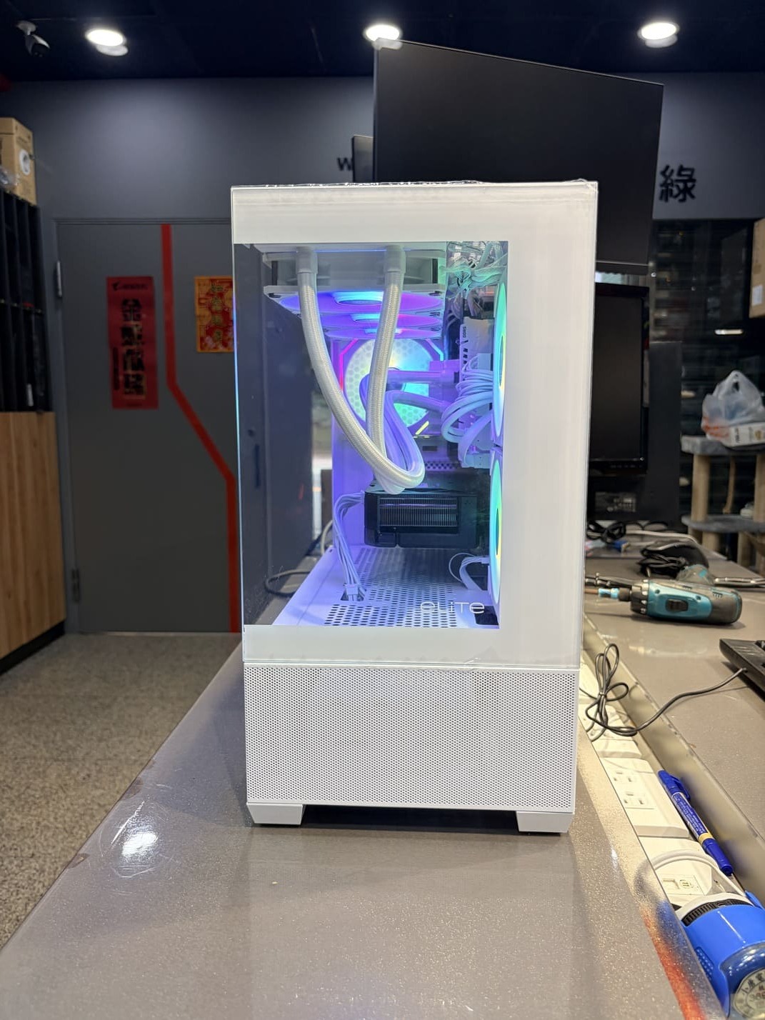 酷碼 Elite 490 白色機殼側面照，展示全景玻璃通透感