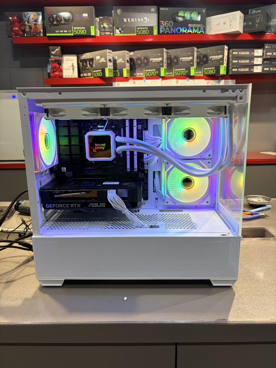 電腦內部側面平視圖，展示水冷頭與記憶體燈效