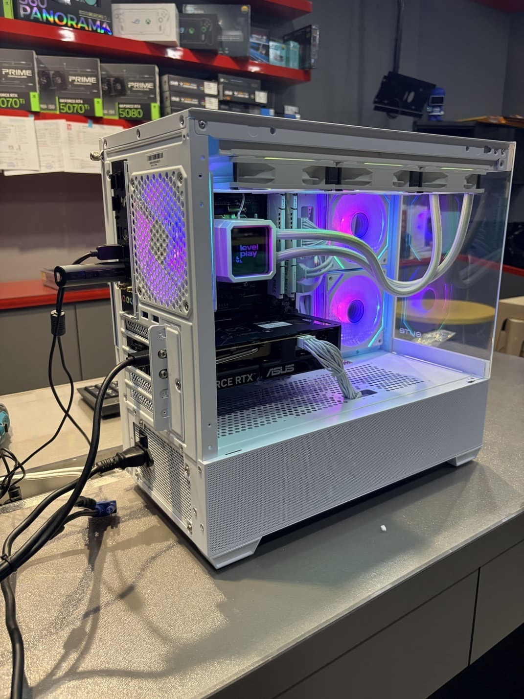 電腦主機後側視角，展示電源安裝與線材整理