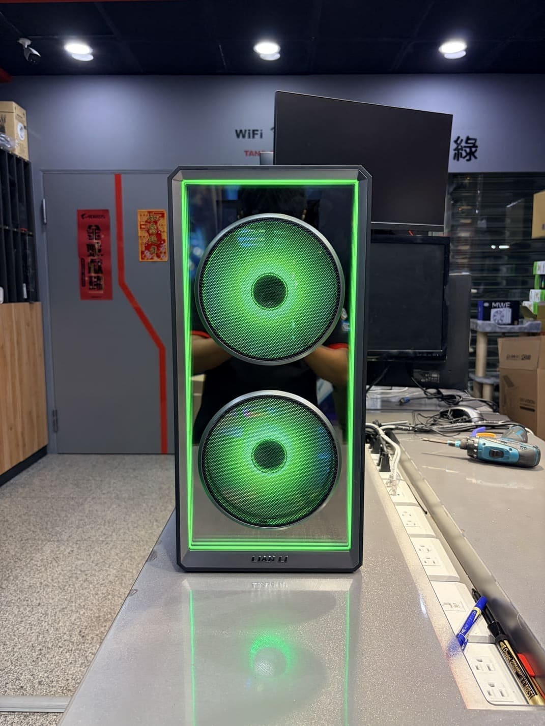 聯力 LANCOOL 217 INF 機殼正面照，展示雙環形進氣風扇與綠色燈效