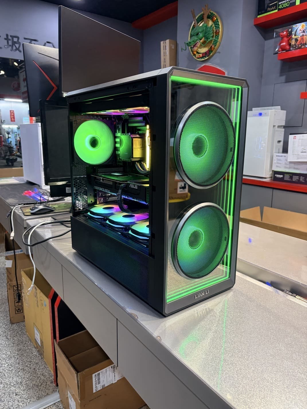 機殼斜側面視角，展示無限鏡面燈效與內部硬體配置