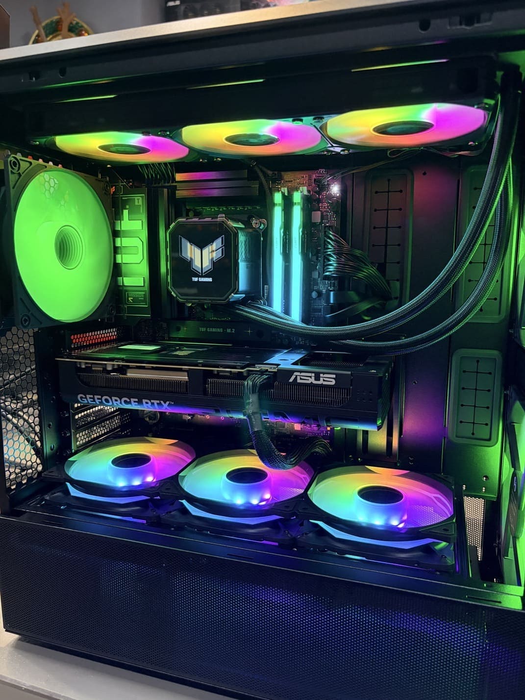 內部硬體特寫，聚焦於 TUF LCD 水冷頭螢幕與金士頓記憶體