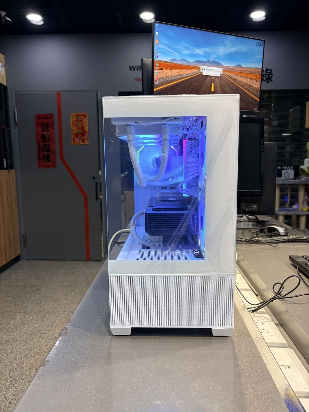 酷碼 Elite 490 白色全景機殼側面照，展示內部白色系組件