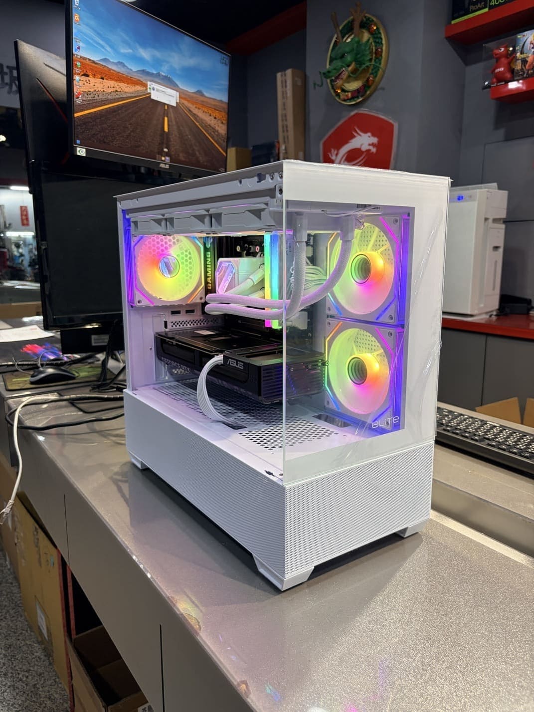 電腦內部斜側面特寫，展示白色水冷頭與記憶體燈效