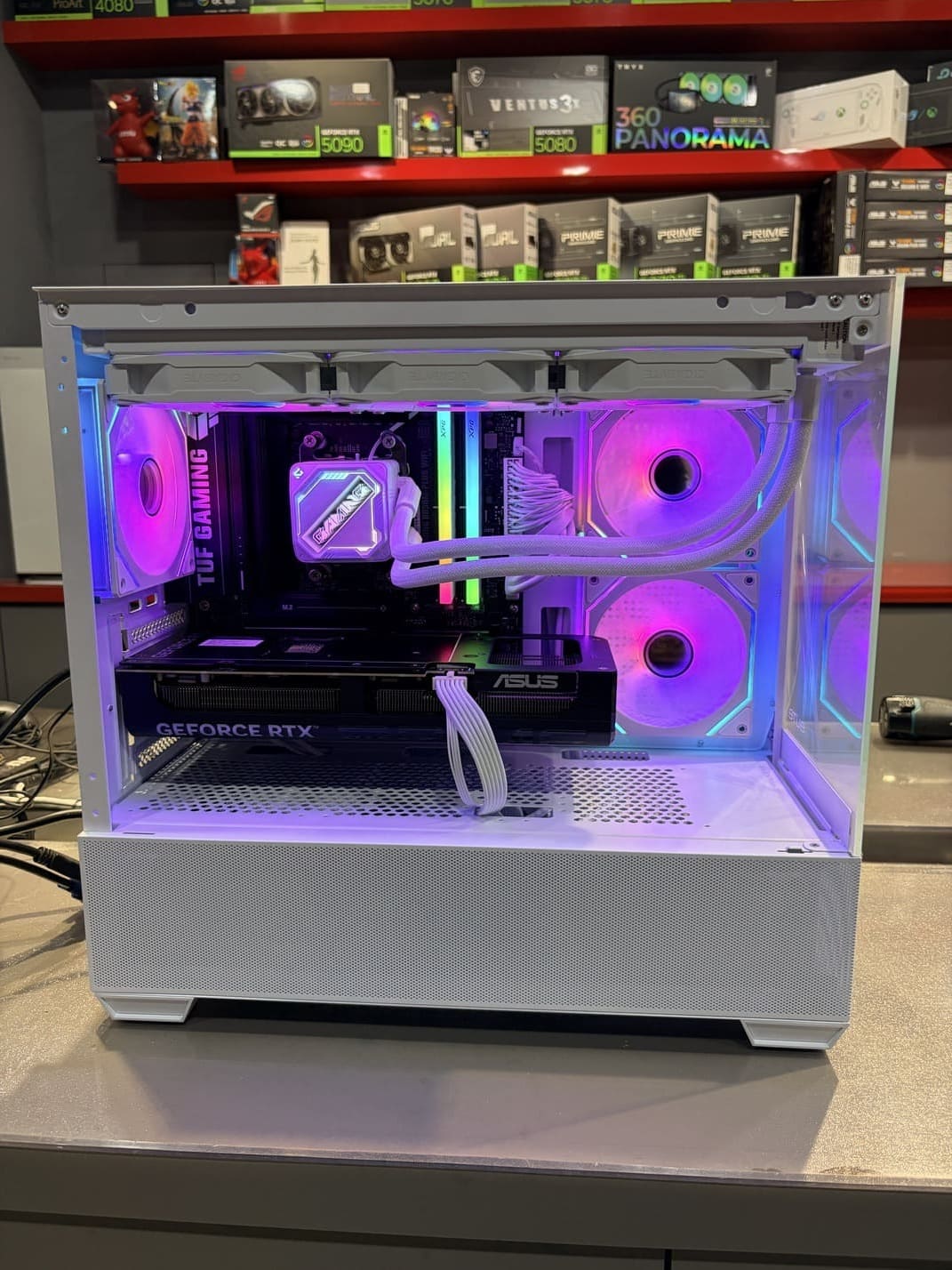 電腦內部正面平視，展示顯卡與整體風道佈局