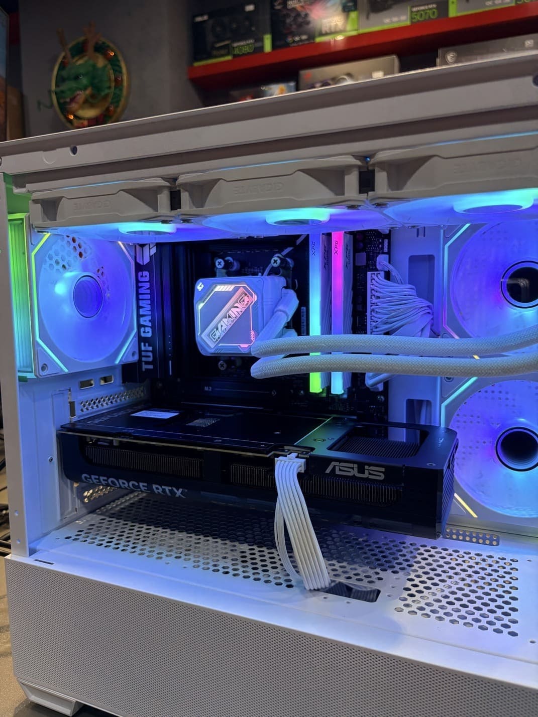 核心硬體特寫，聚焦於 CPU 水冷頭與顯卡供電接口