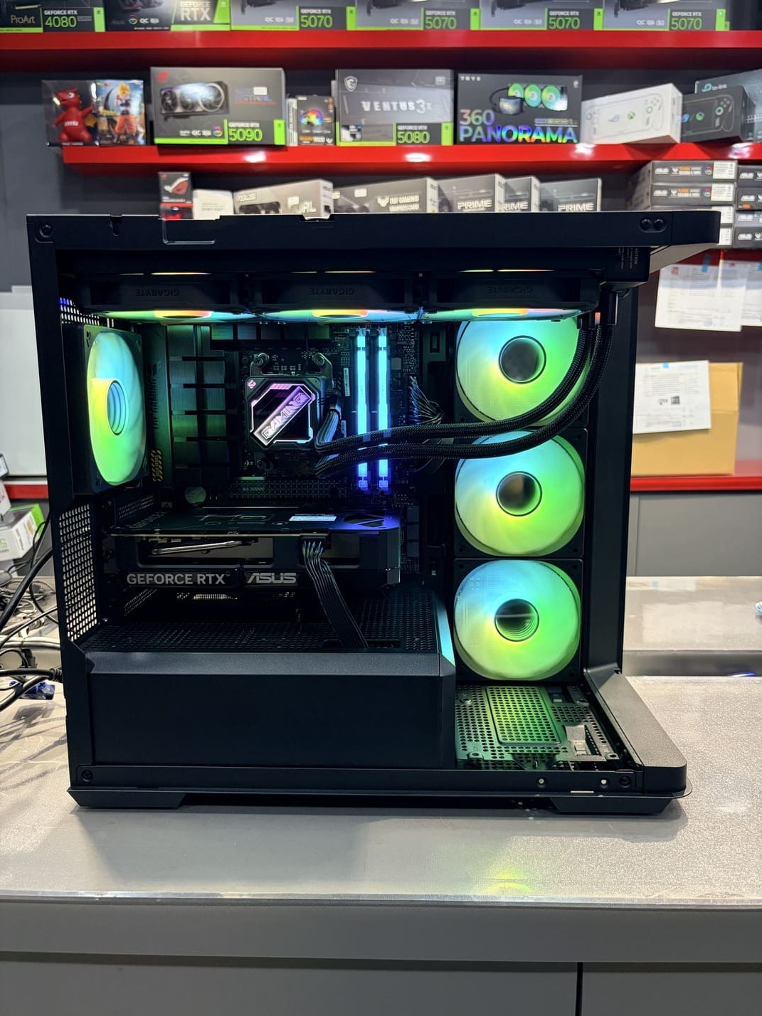 電腦內部特寫，聚焦於技嘉水冷頭與金士頓RGB記憶體