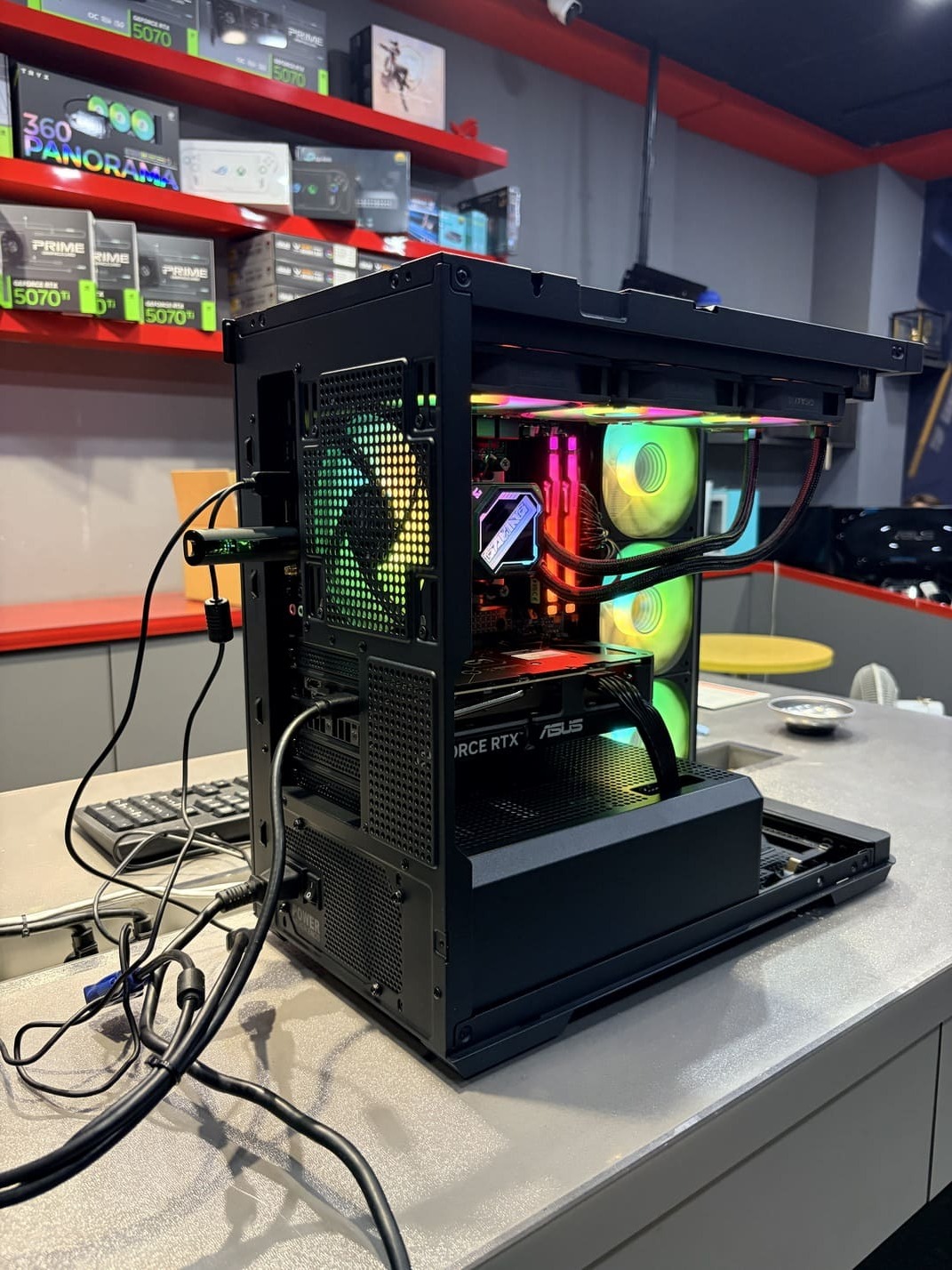 電腦主機背部I/O介面特寫，展示豐富的USB與網路孔