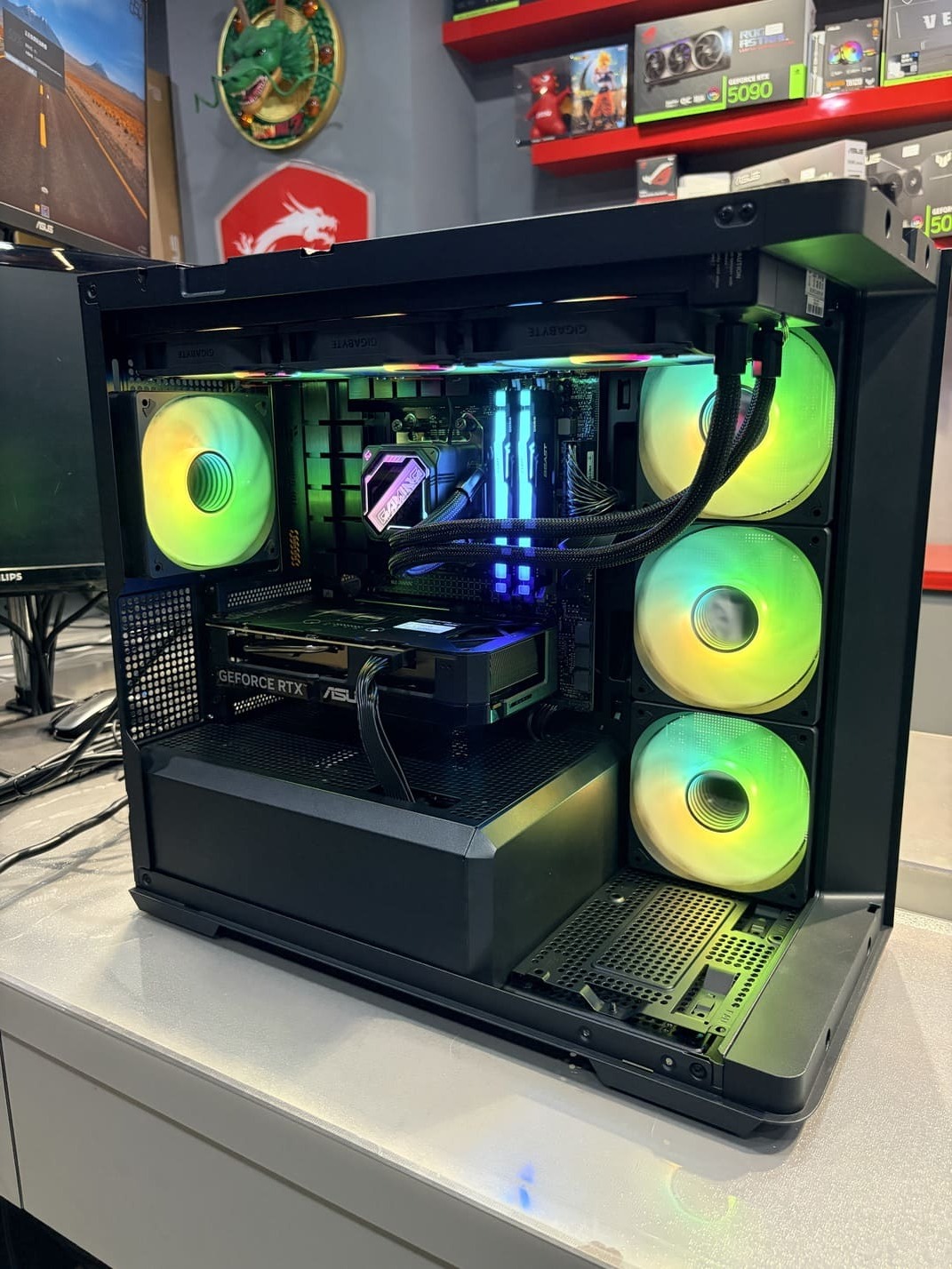 整台電腦組裝完成並點亮RGB燈效的最終成品照