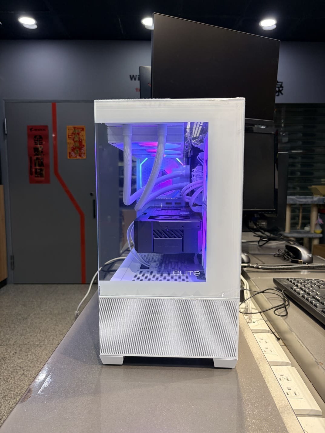 IMG_4162.jpg 機殼側面剖面圖 顯示卡長度與空間佔比