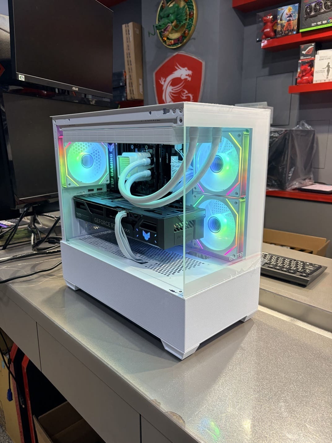 IMG_4163.jpg 內部硬體配置與水冷管路走向特寫