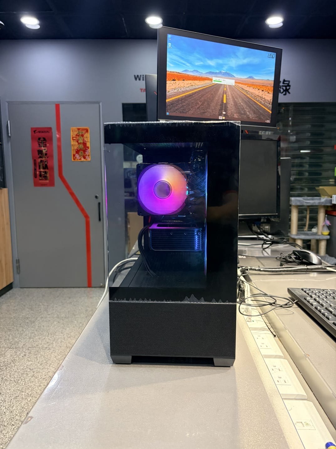 IMG_4167.jpg 酷碼Elite 490黑色全景機殼外觀