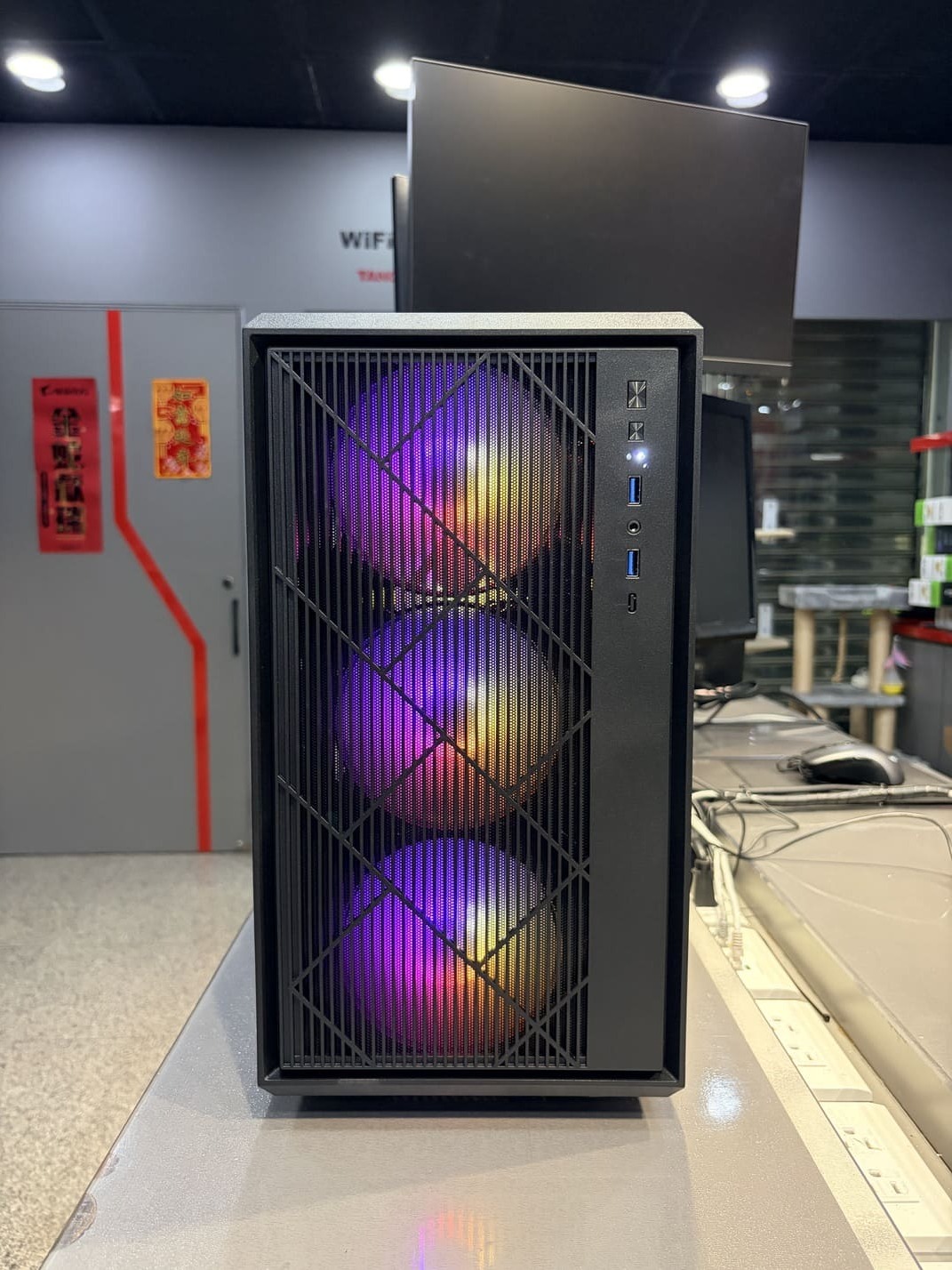 Ainar M200 機殼正面特寫 RGB三風扇