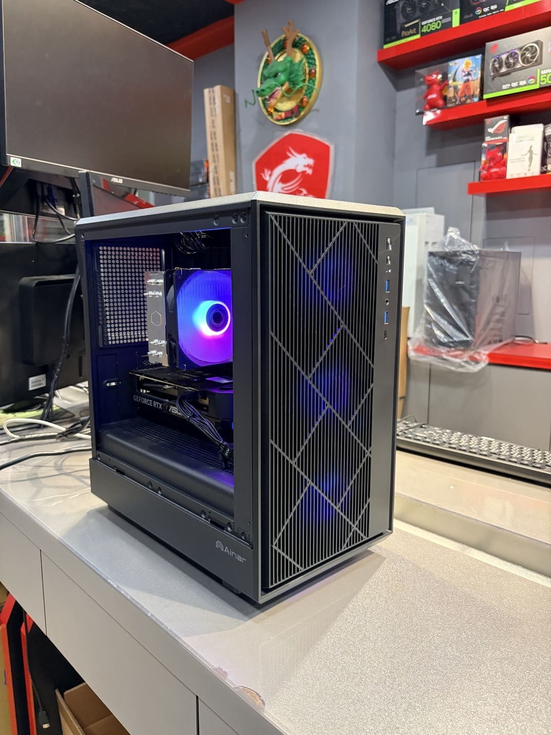 機殼側面視角 展示幾何網孔質感