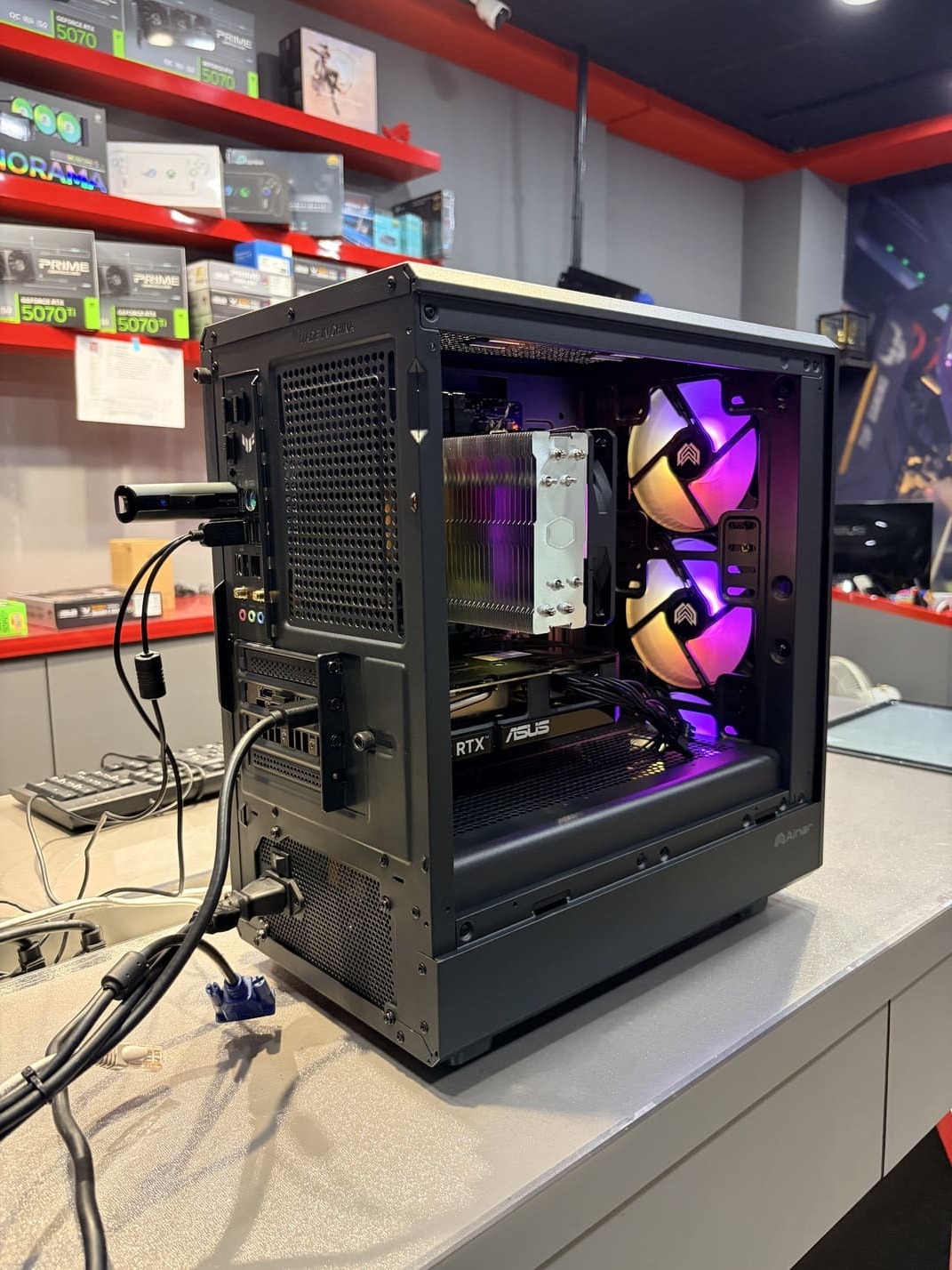 機殼背部整線與I/O介面