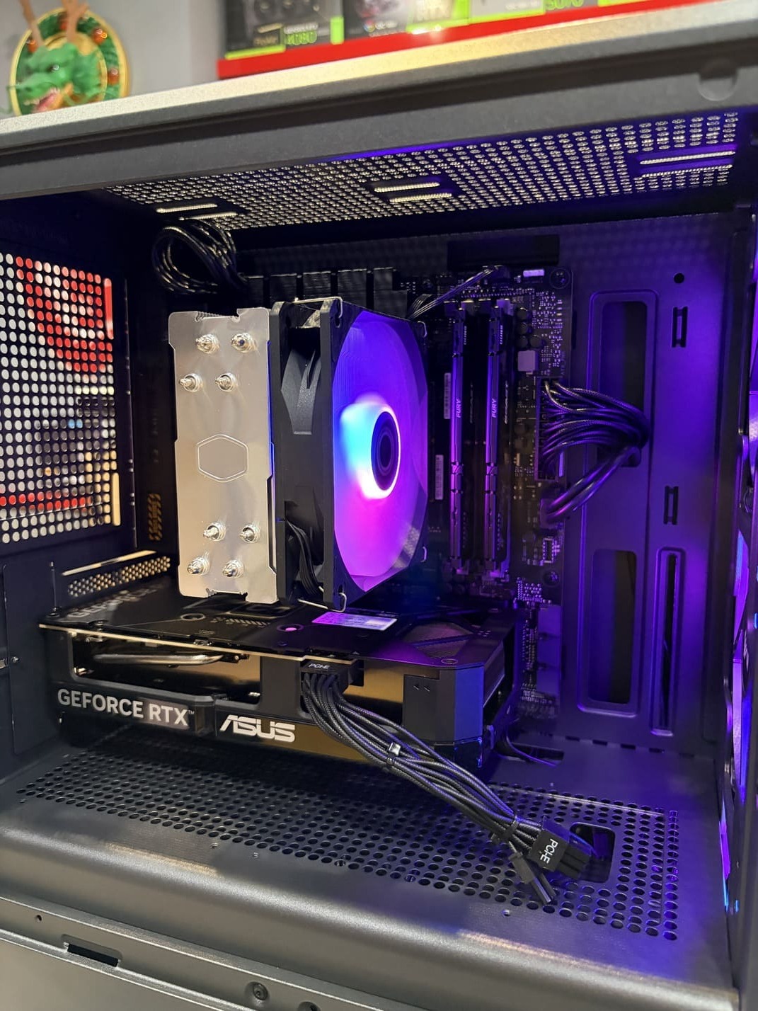 內部近照 CPU散熱器與記憶體顯卡特寫