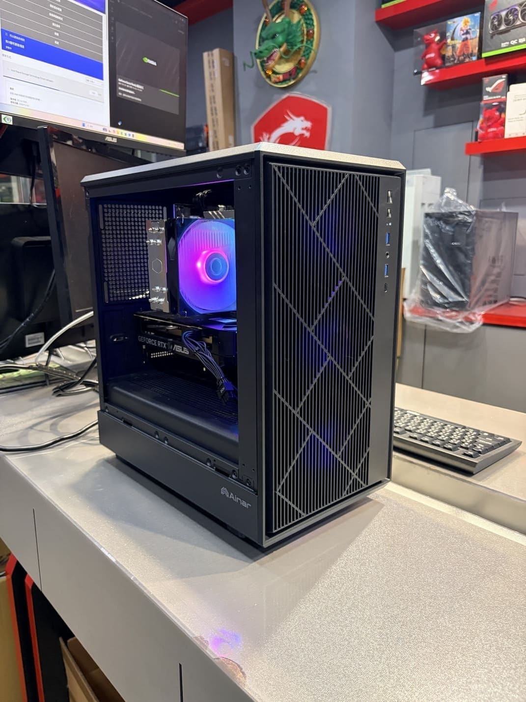 機殼側面視角 展示幾何網孔質感