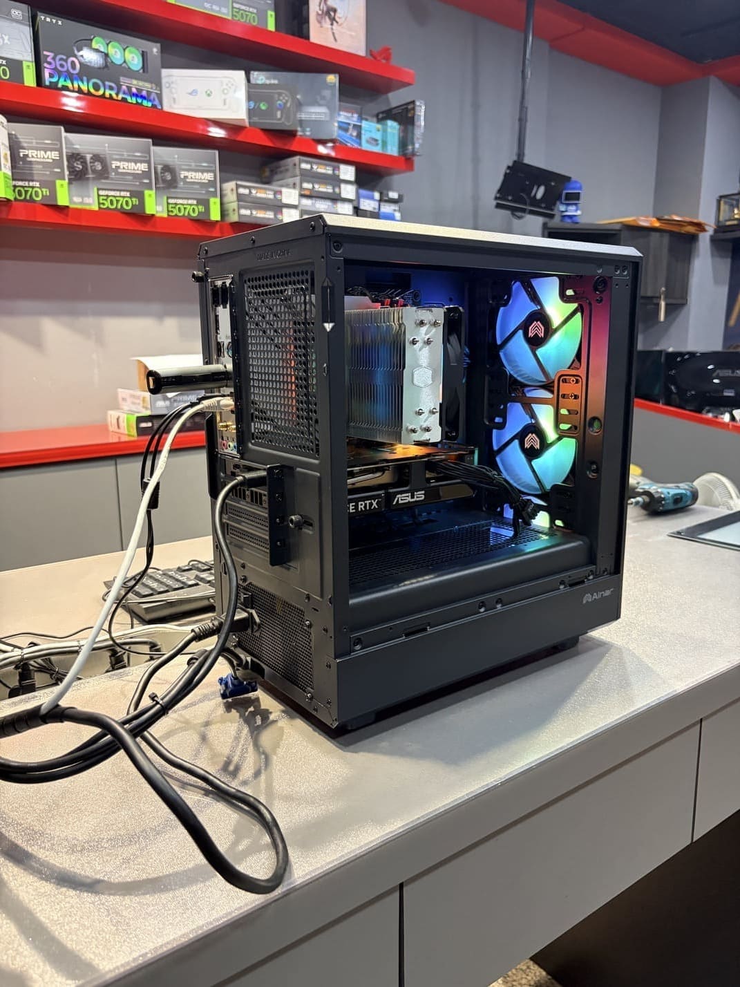 機殼背部整線與I/O介面