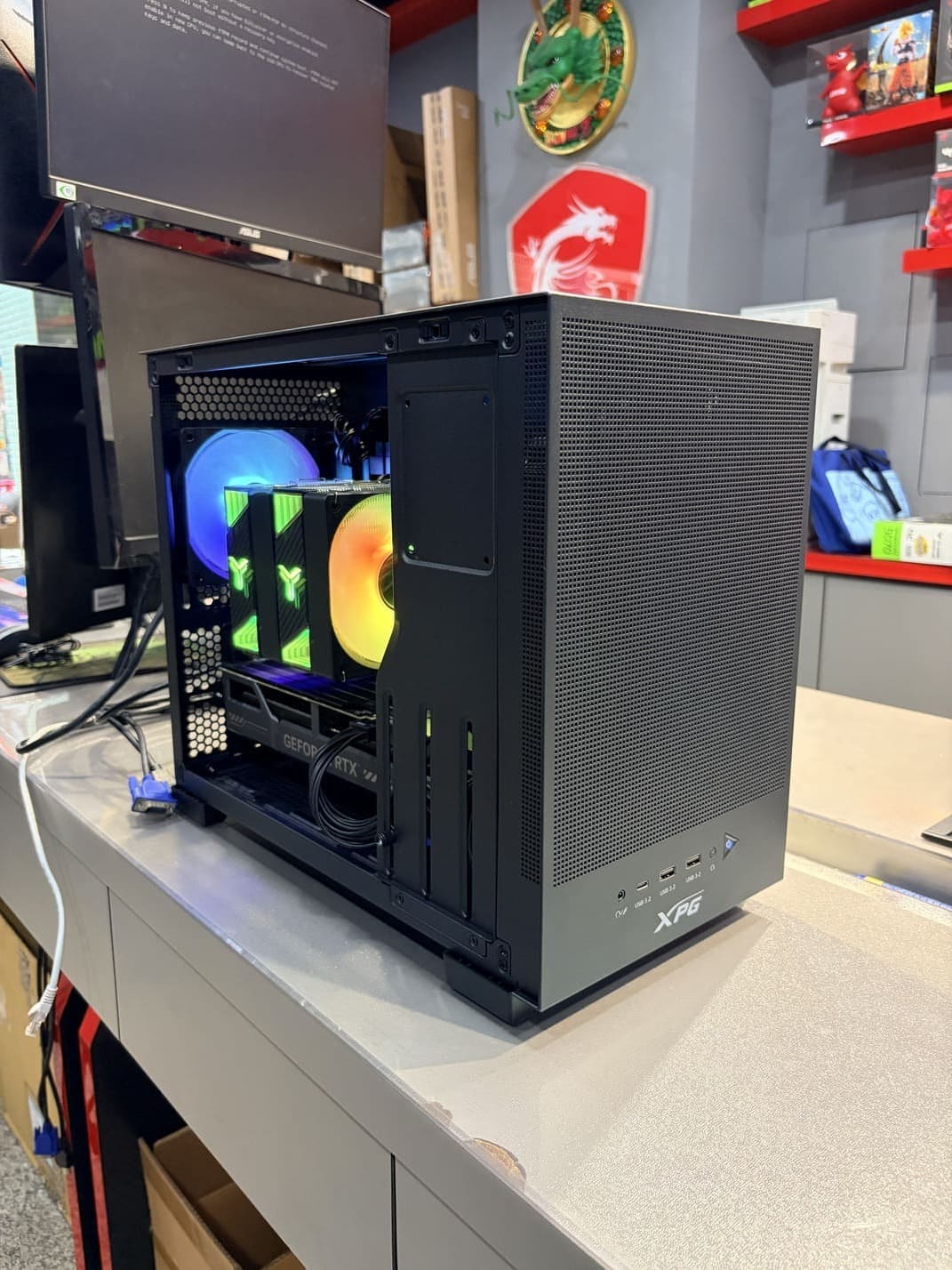 機殼側面視角 展示雙塔散熱器與RGB燈效