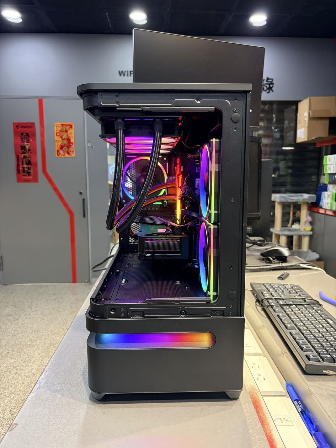 機殼側面結構與底部進氣空間