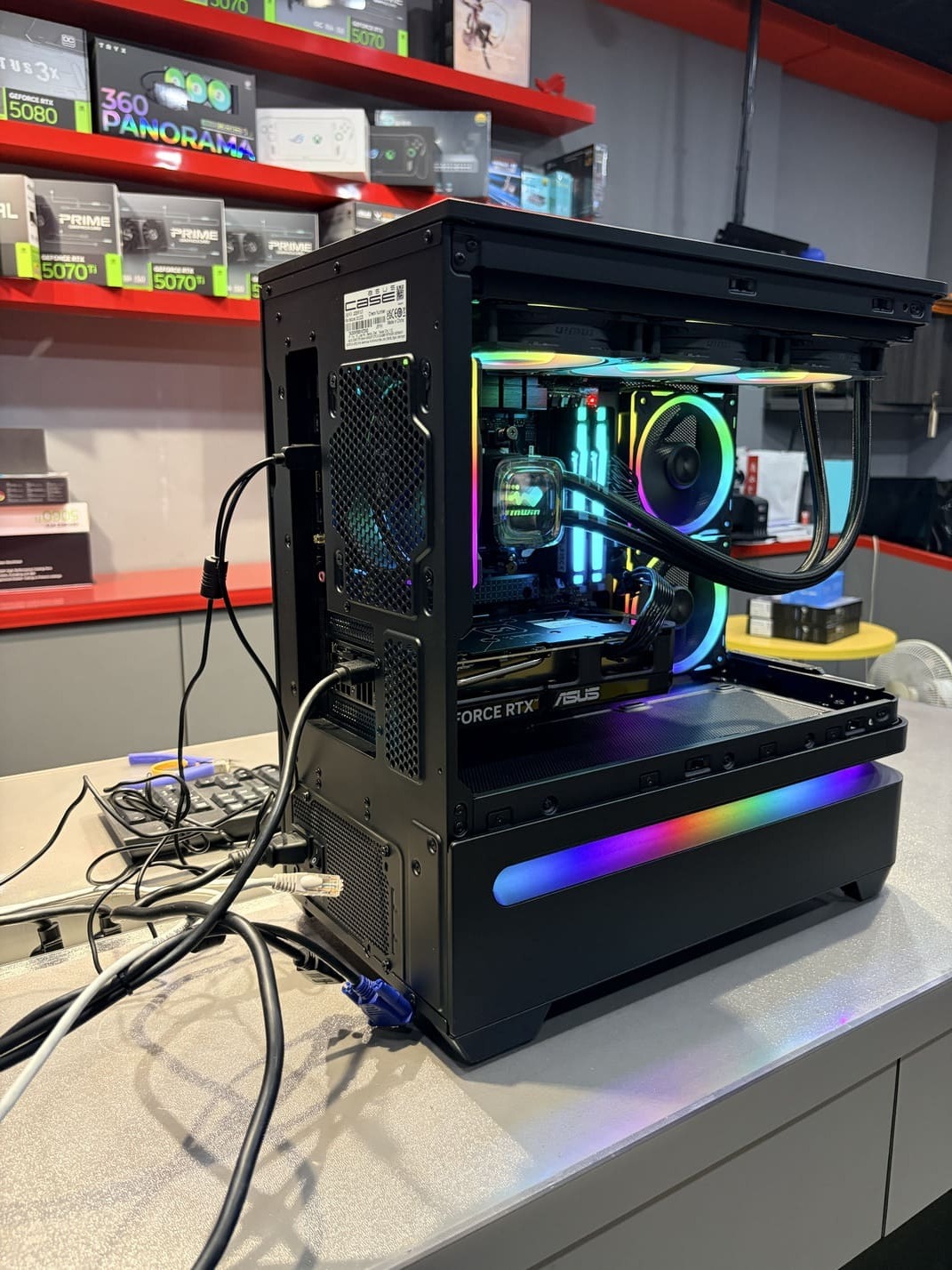 ASUS AP202 機殼正面全景曲面玻璃視角