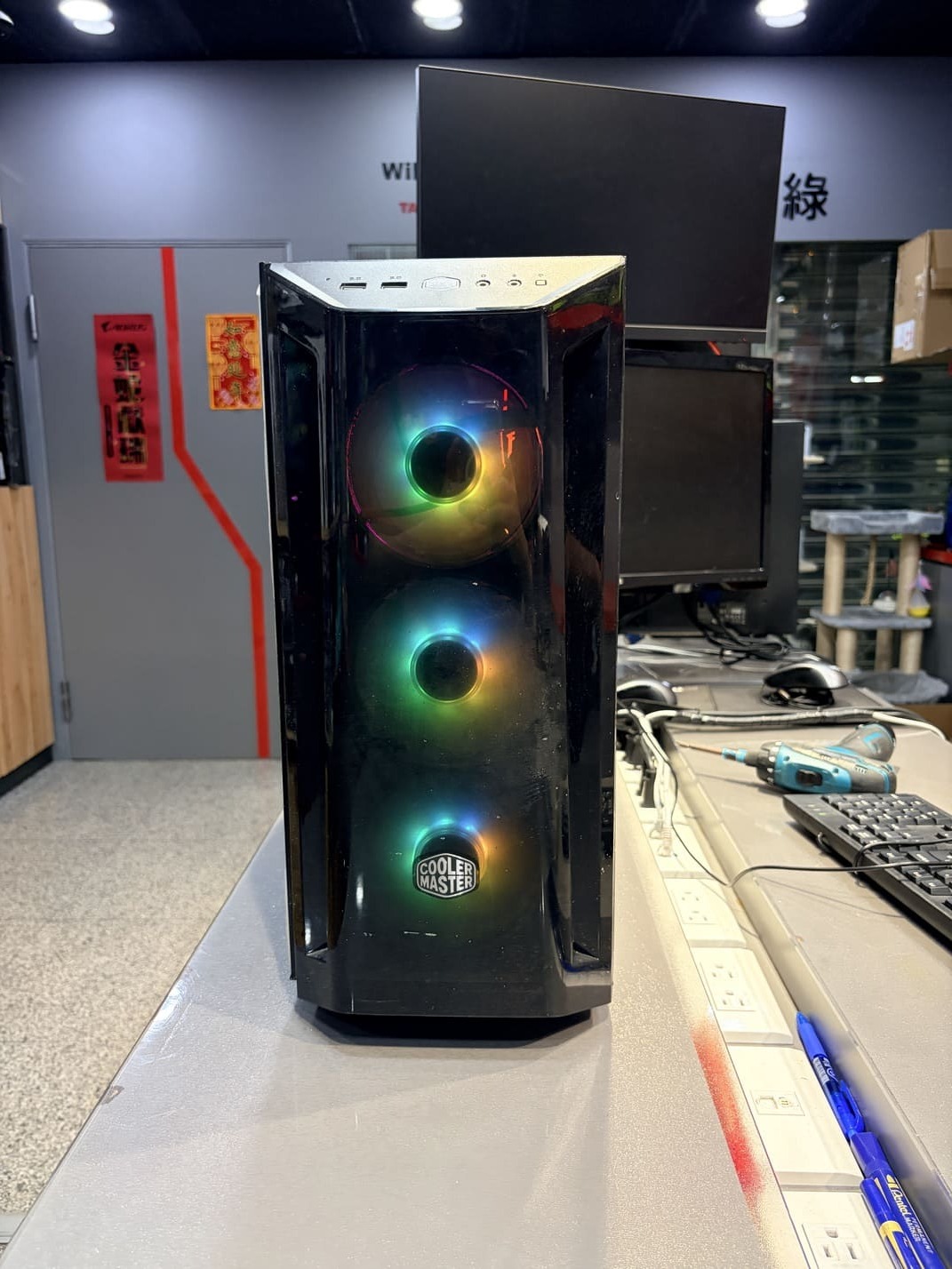 酷碼舊機殼正面特寫 RGB三風扇