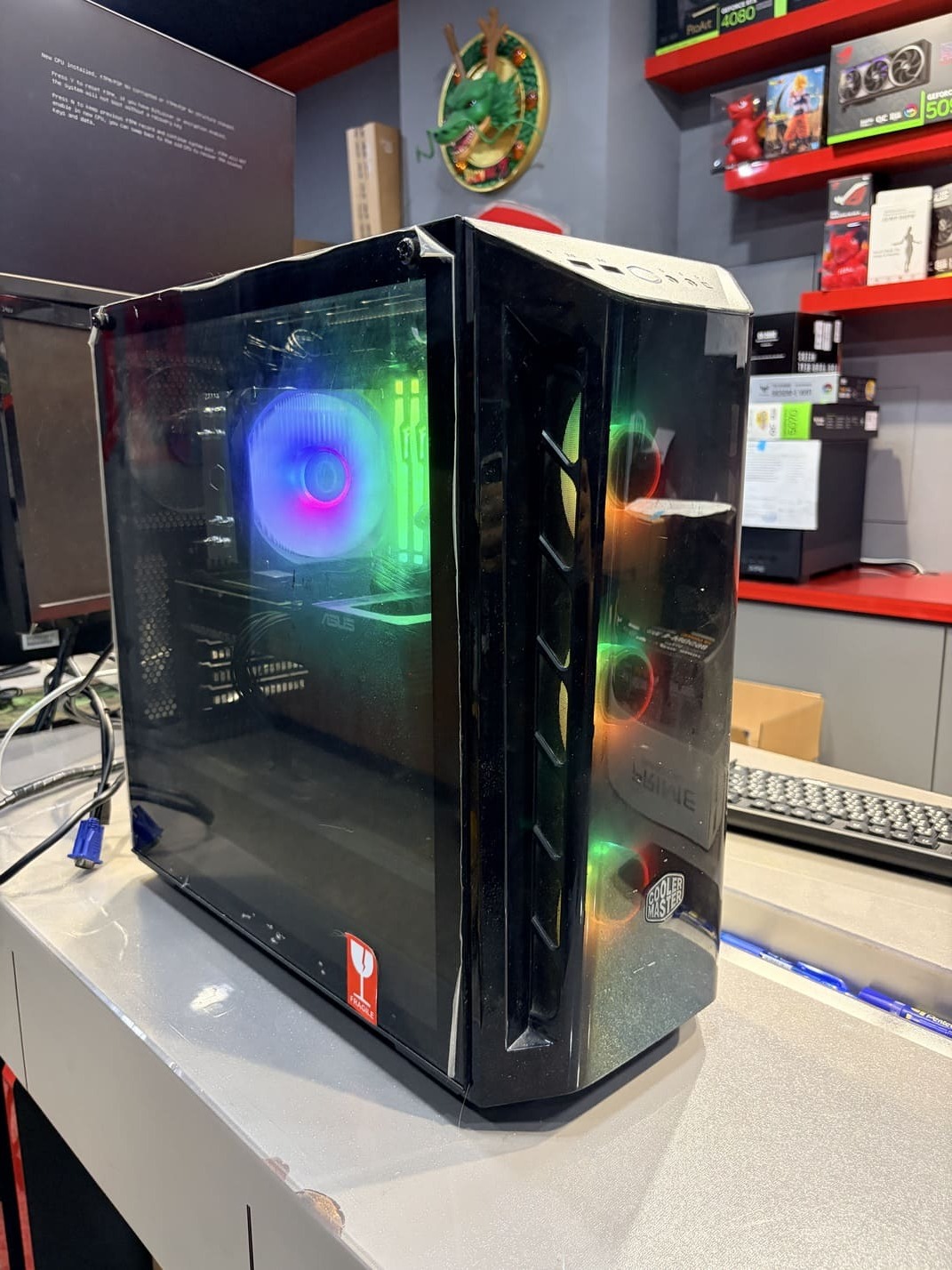 機殼側面視角 展示沿用的透側設計