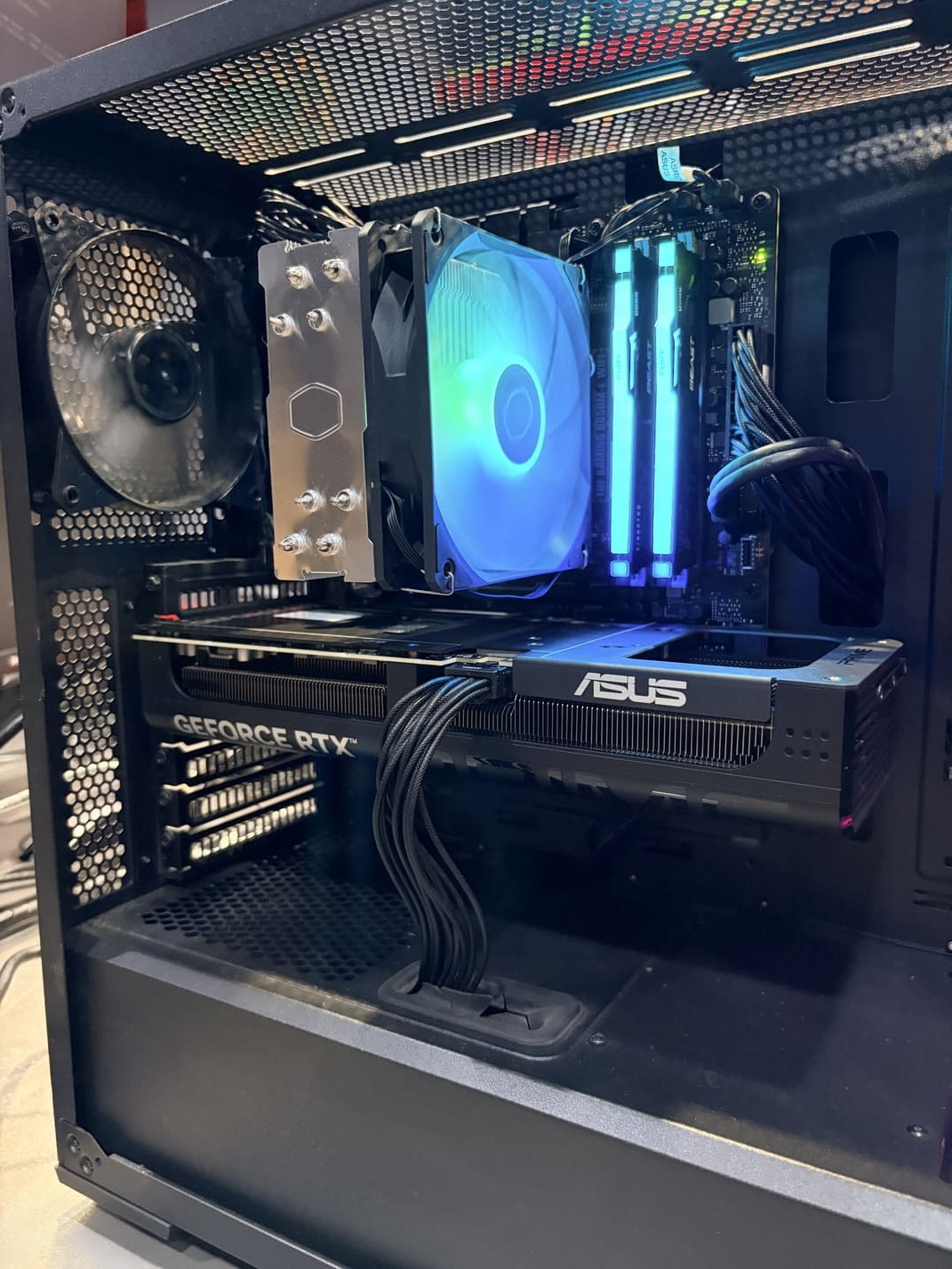 內部近照 酷碼散熱器與ASUS顯卡特寫