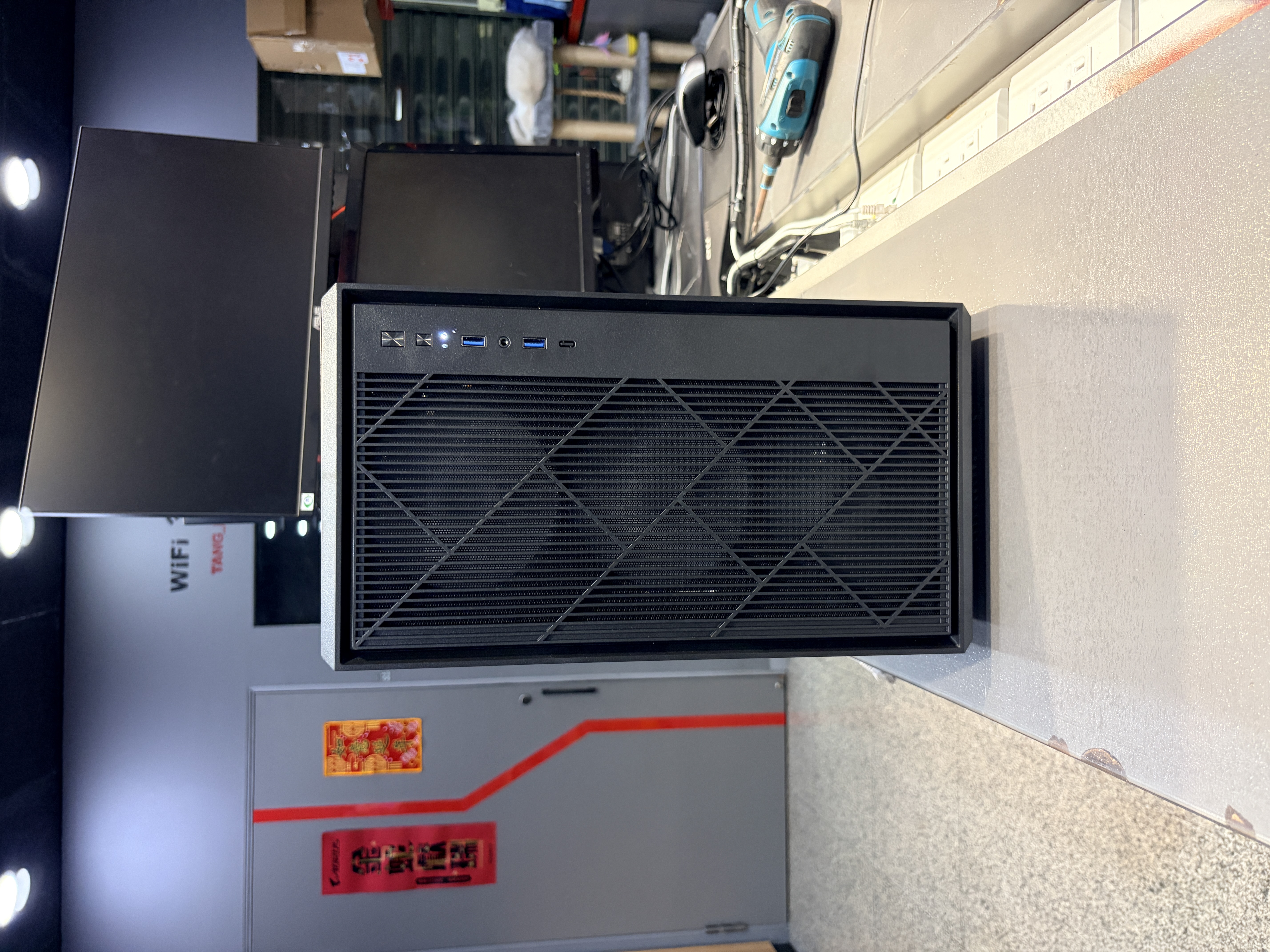 M200 機殼正面特寫 幾何網孔設計