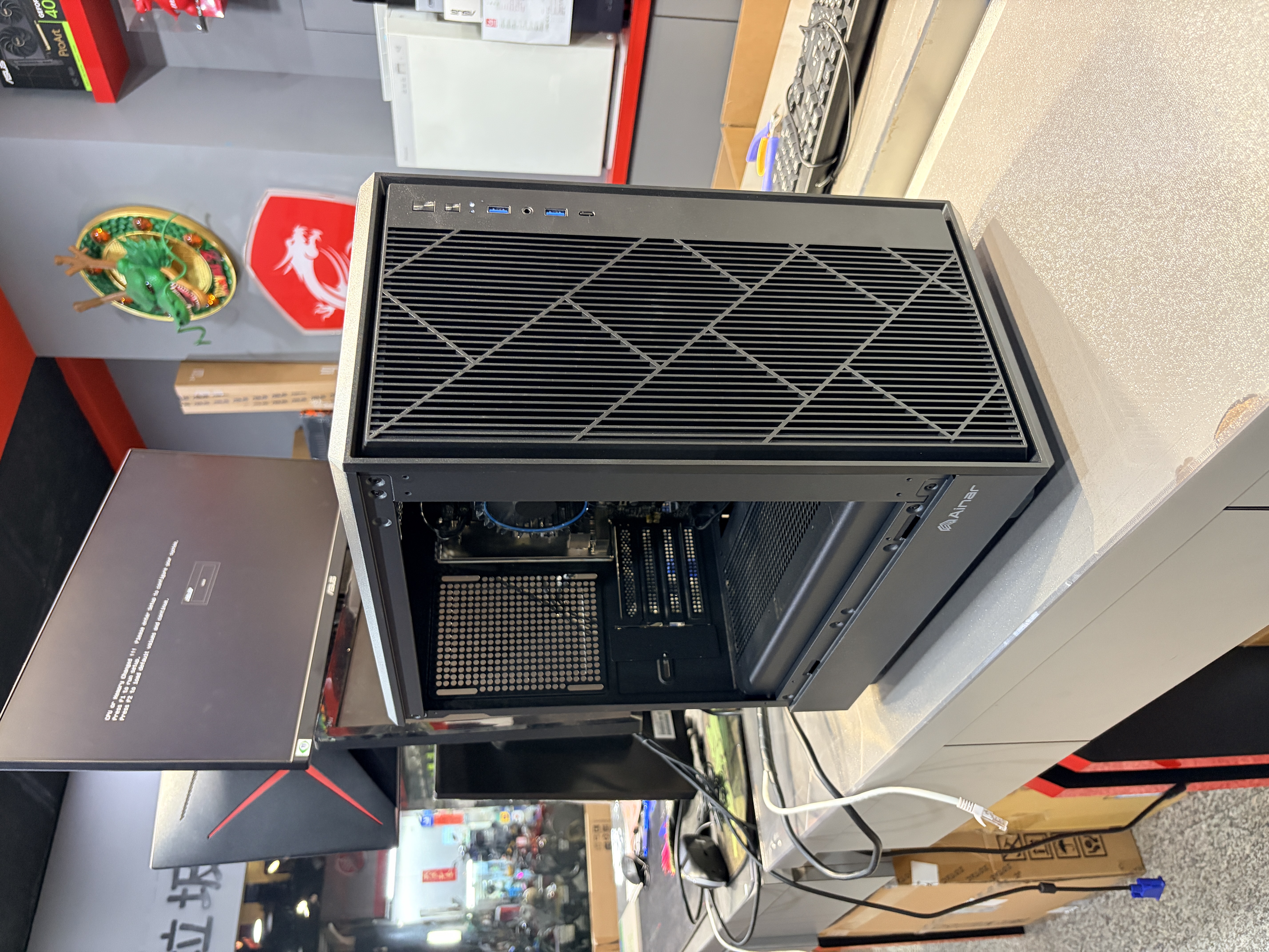 機殼側面視角 展示M-ATX緊湊機身